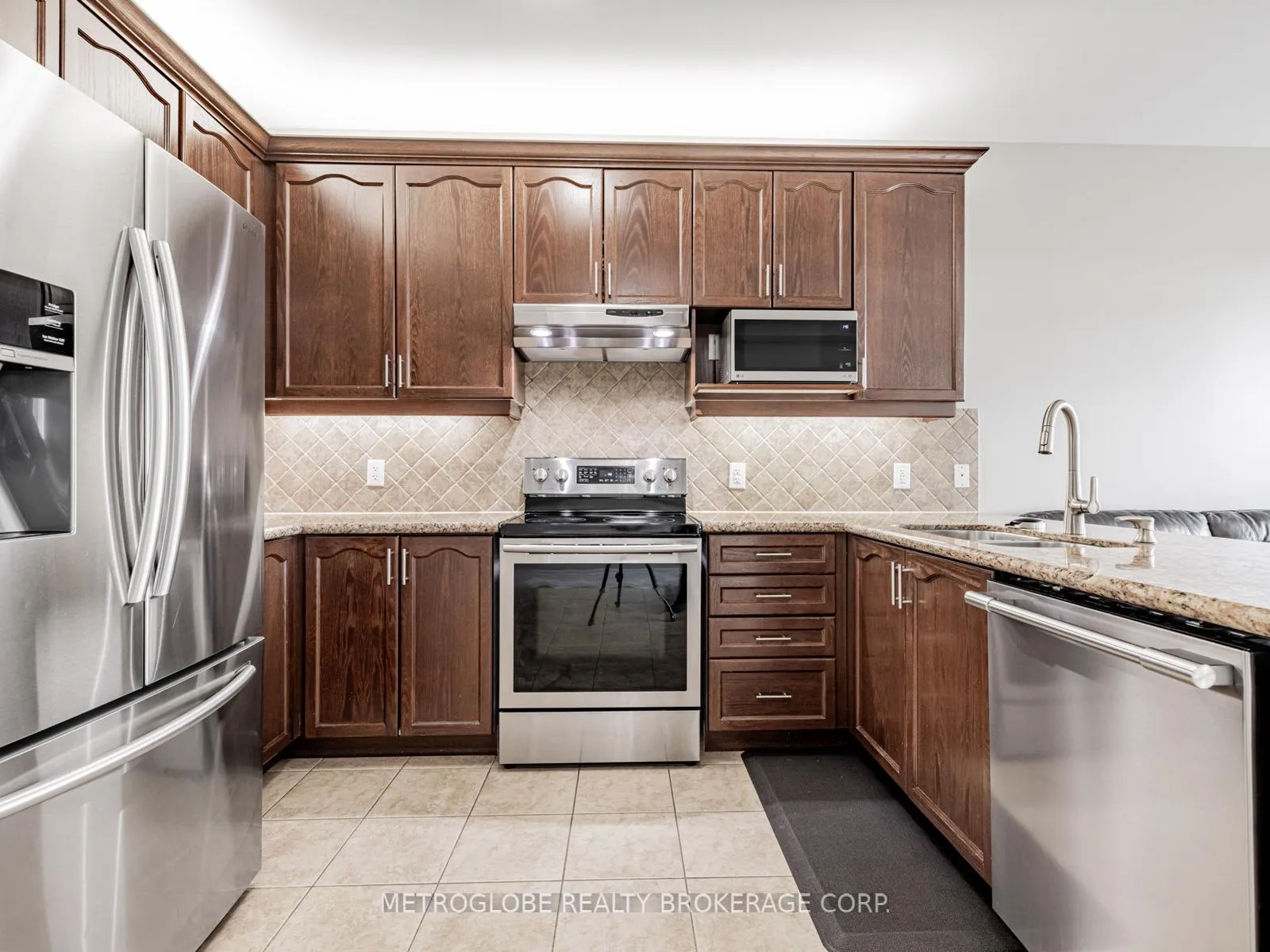 Photo 11 of 26 Spruce Pine Crescent, Vaughan, Patterson — HOMEH