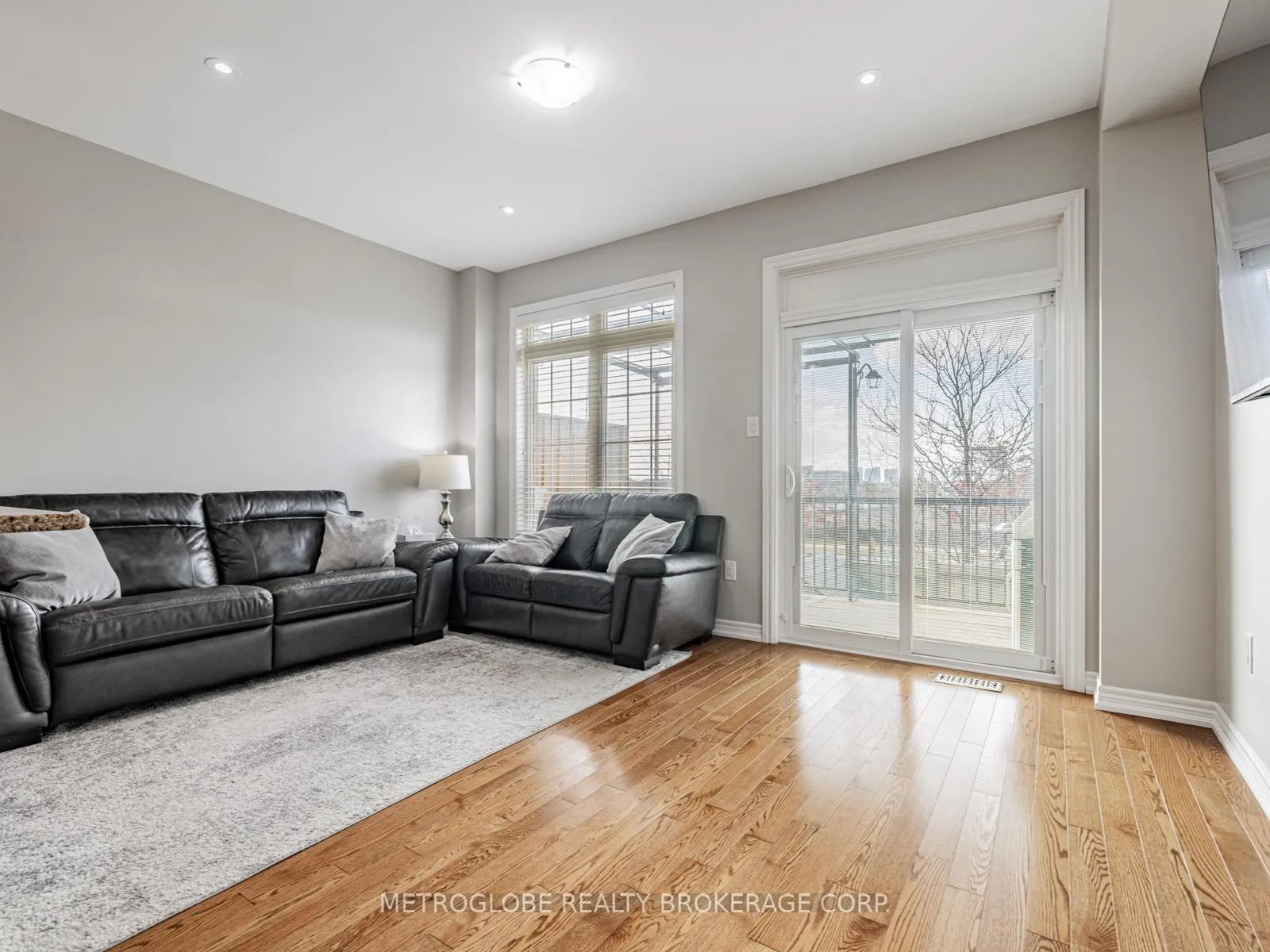 Photo 12 of 26 Spruce Pine Crescent, Vaughan, Patterson — HOMEH