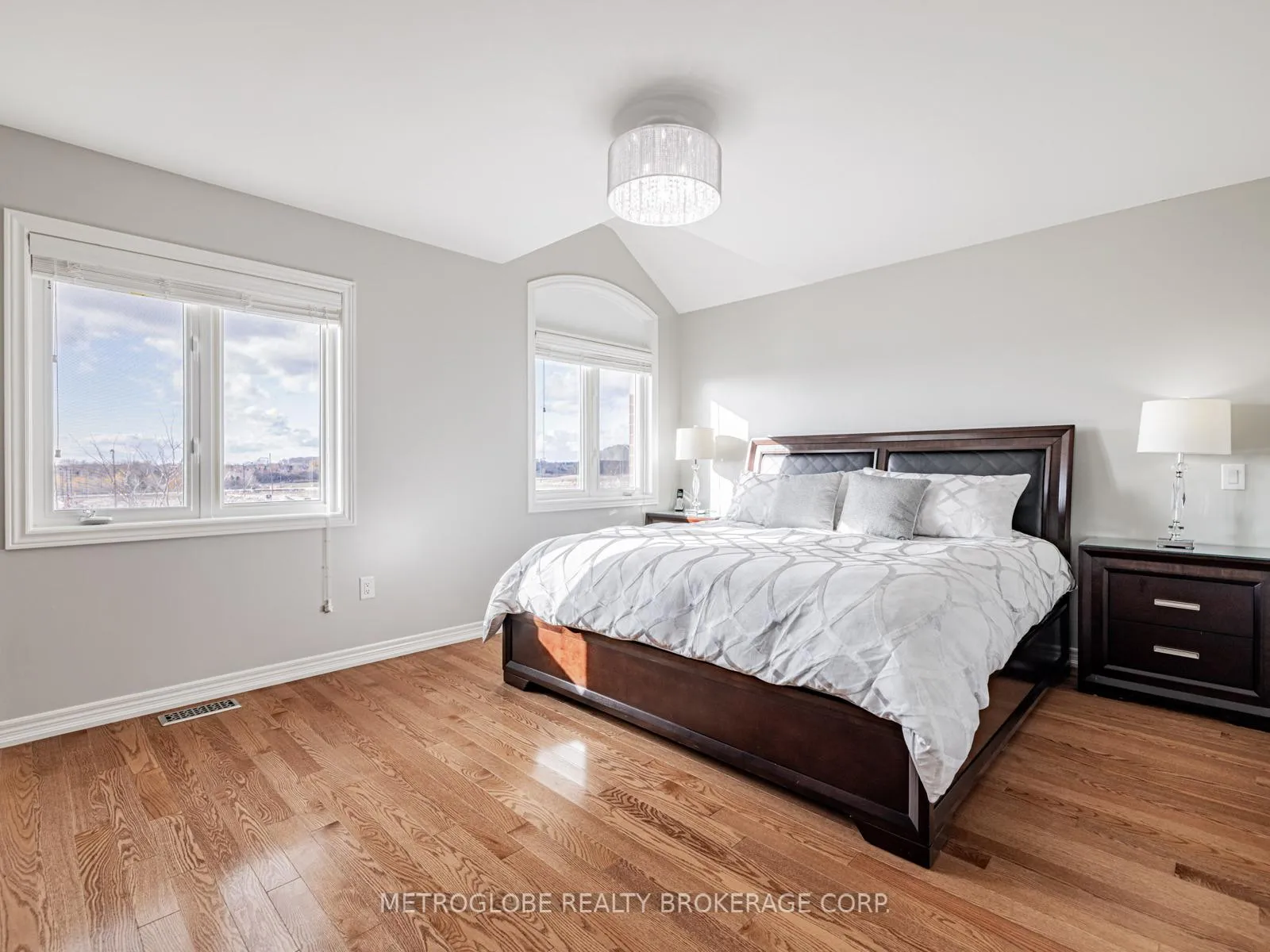 Photo 20 of 26 Spruce Pine Crescent, Vaughan, Patterson — HOMEH