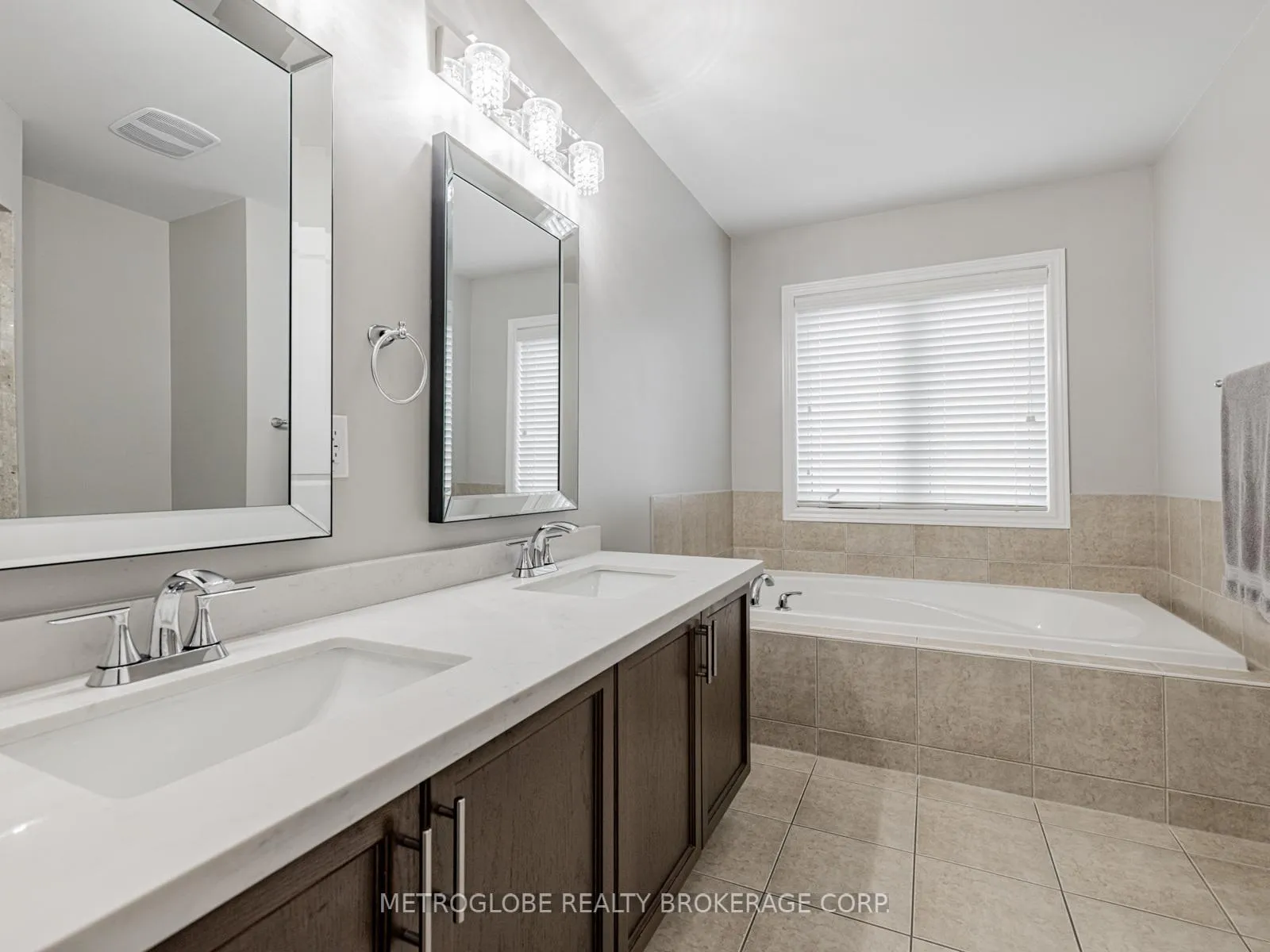 Photo 22 of 26 Spruce Pine Crescent, Vaughan, Patterson — HOMEH