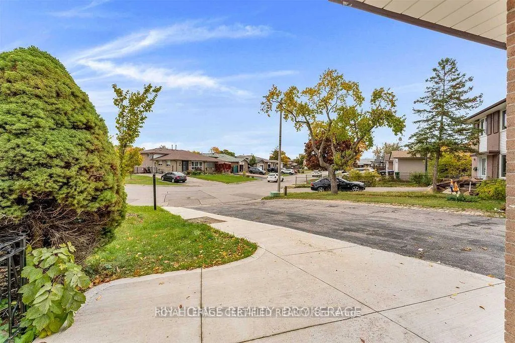 Photo 3 of 50 Wilton Drive, Brampton, Bram East — HOMEH