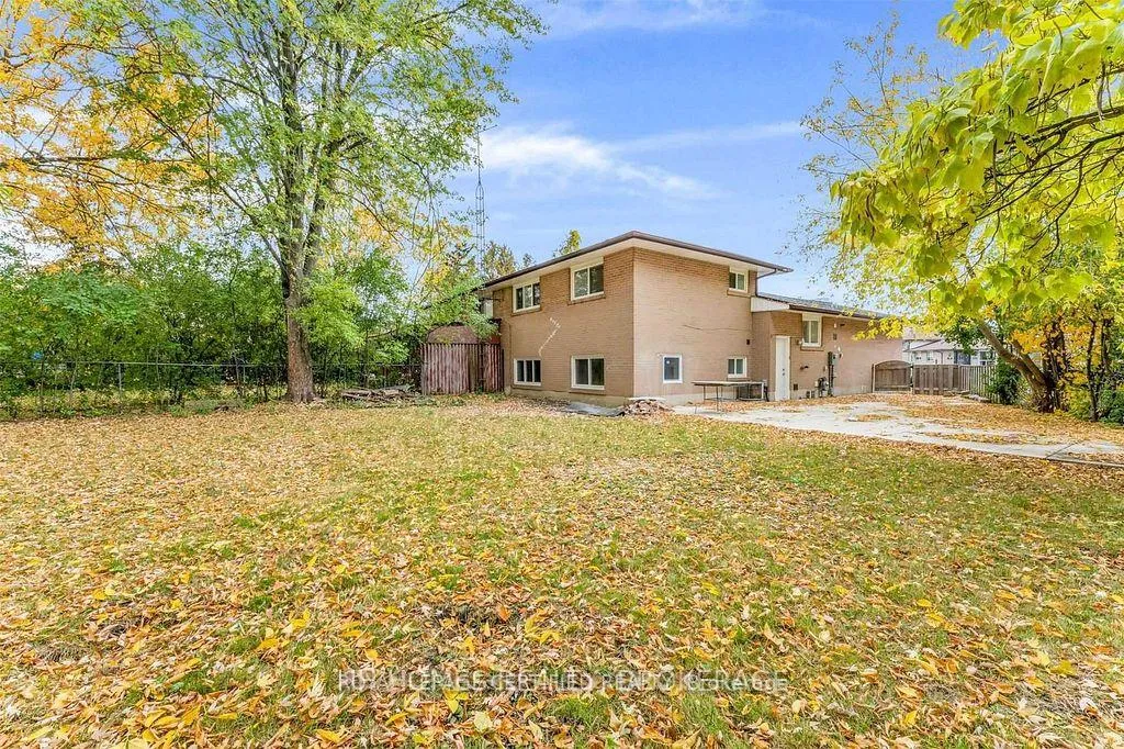 Photo 4 of 50 Wilton Drive, Brampton, Bram East — HOMEH