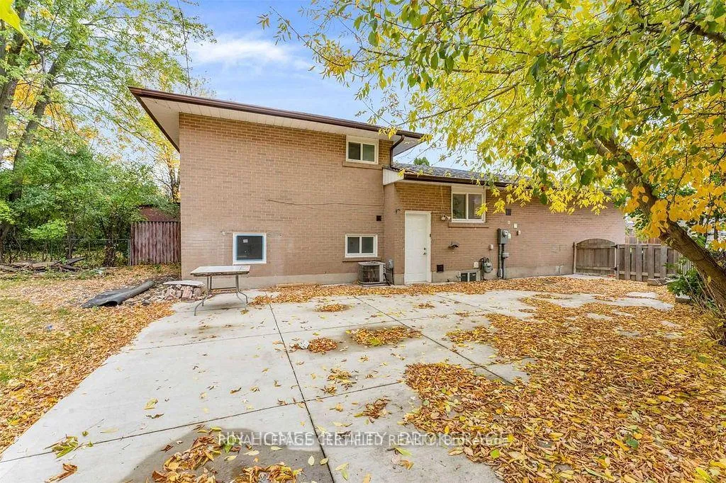 Photo 5 of 50 Wilton Drive, Brampton, Bram East — HOMEH