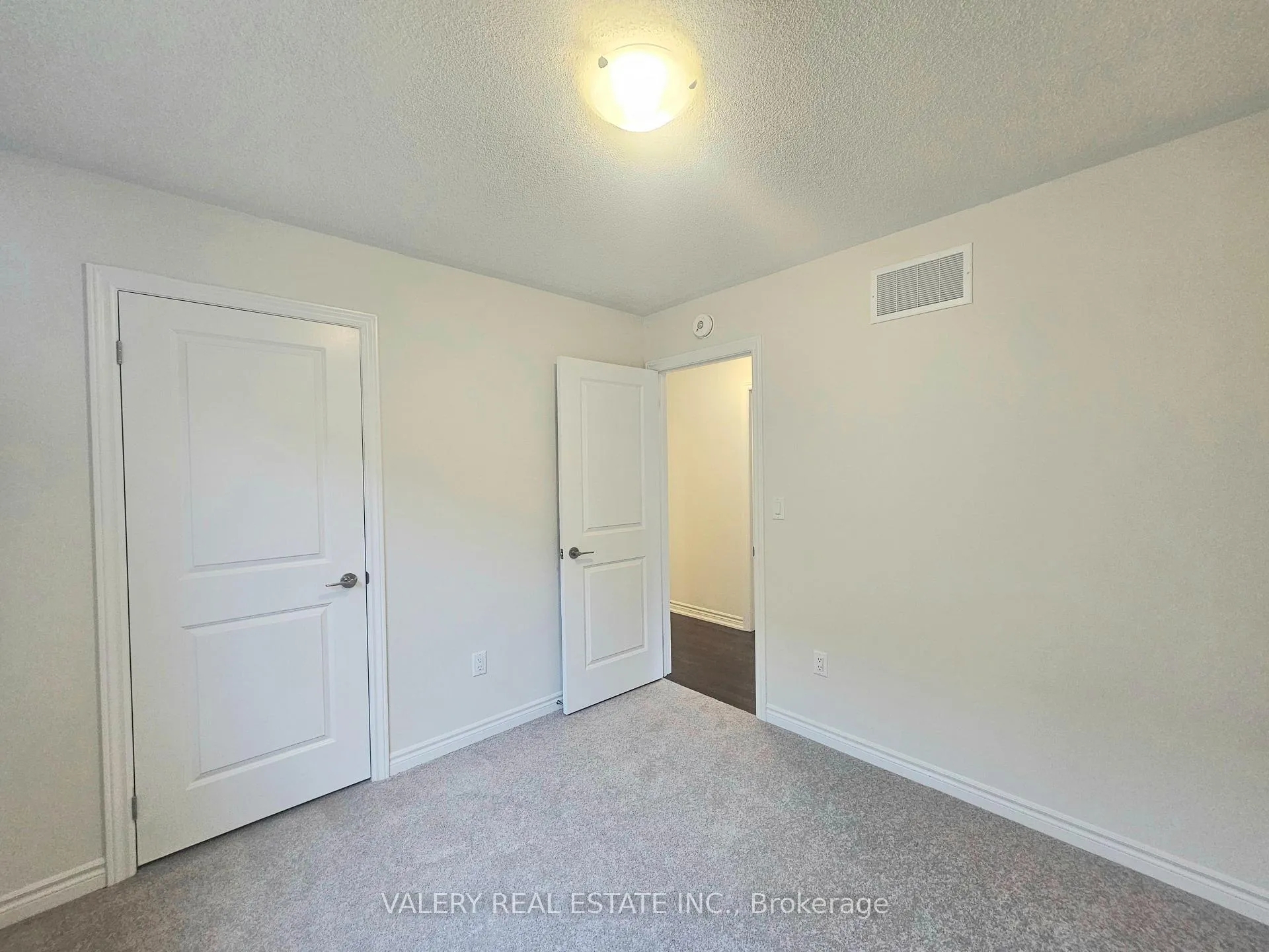 Photo 3 of 31 Phoenix Boulevard, Barrie, Rural Barrie Southeast — HOMEH
