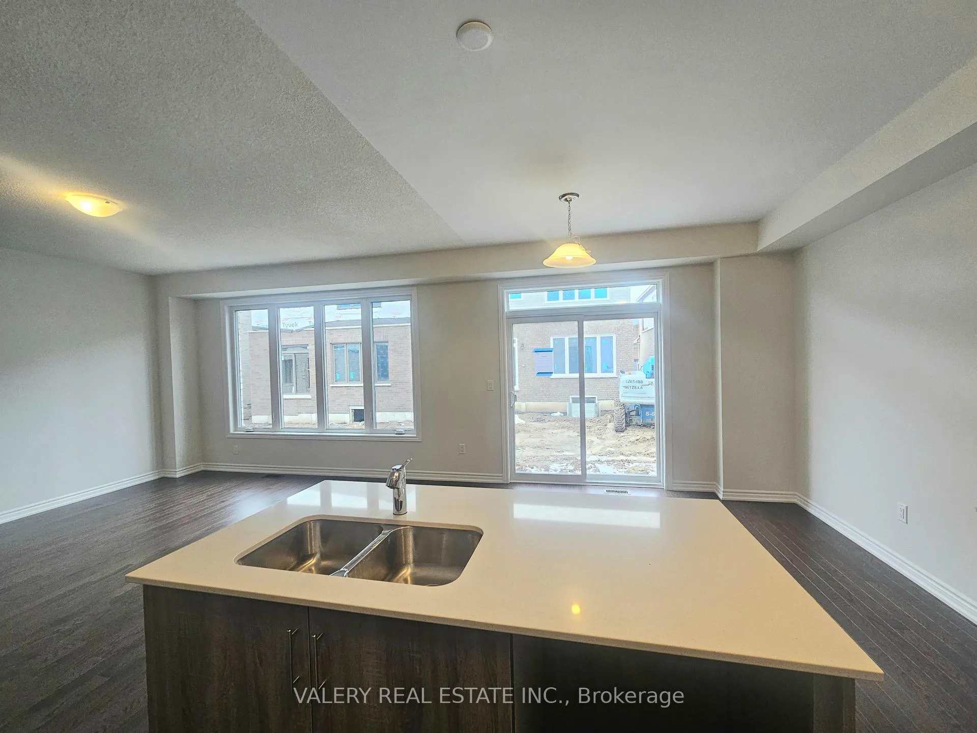 Photo 6 of 31 Phoenix Boulevard, Barrie, Rural Barrie Southeast — HOMEH