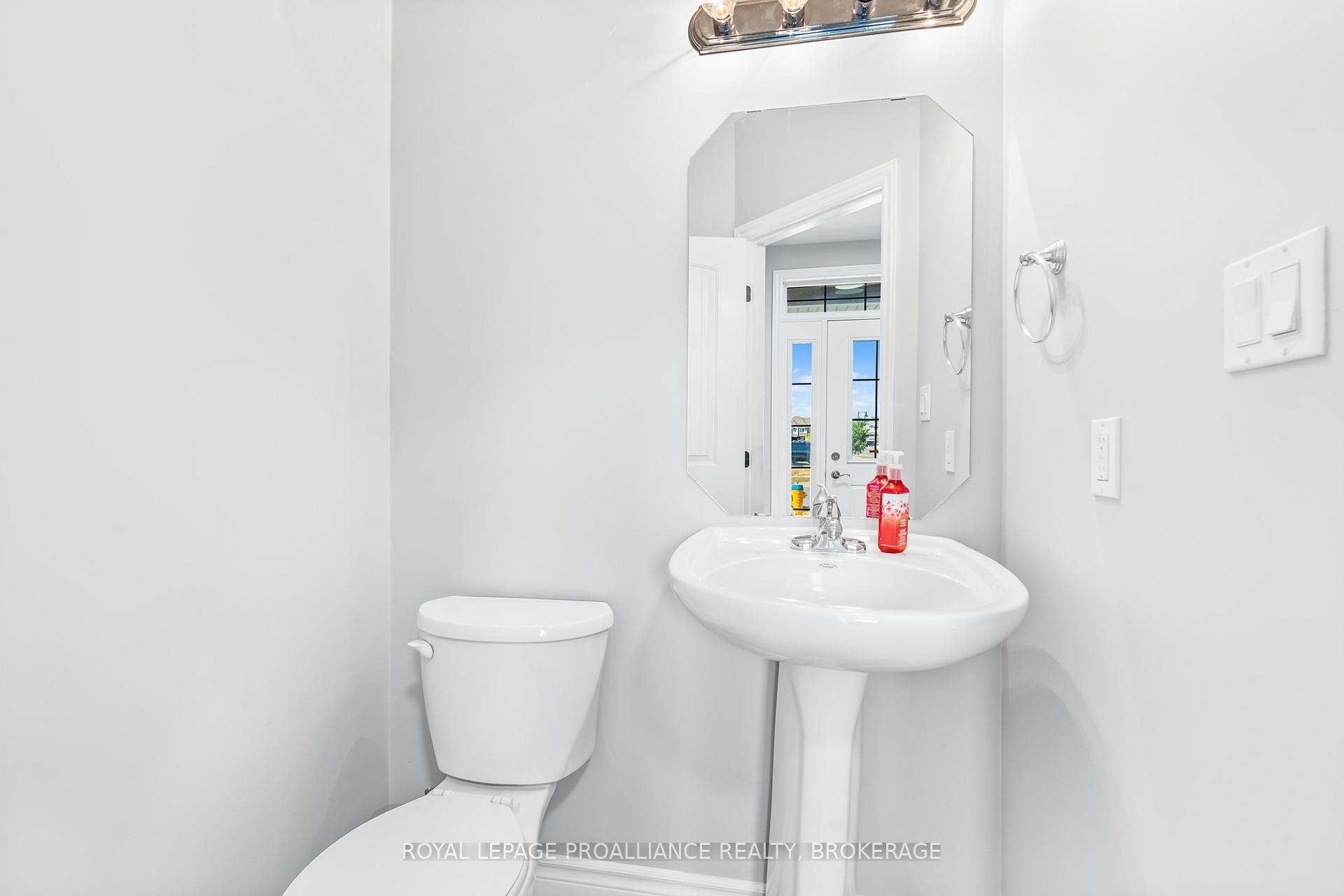 Photo 6 of 1584 Davenport Crescent, Kingston, City Northwest — HOMEH