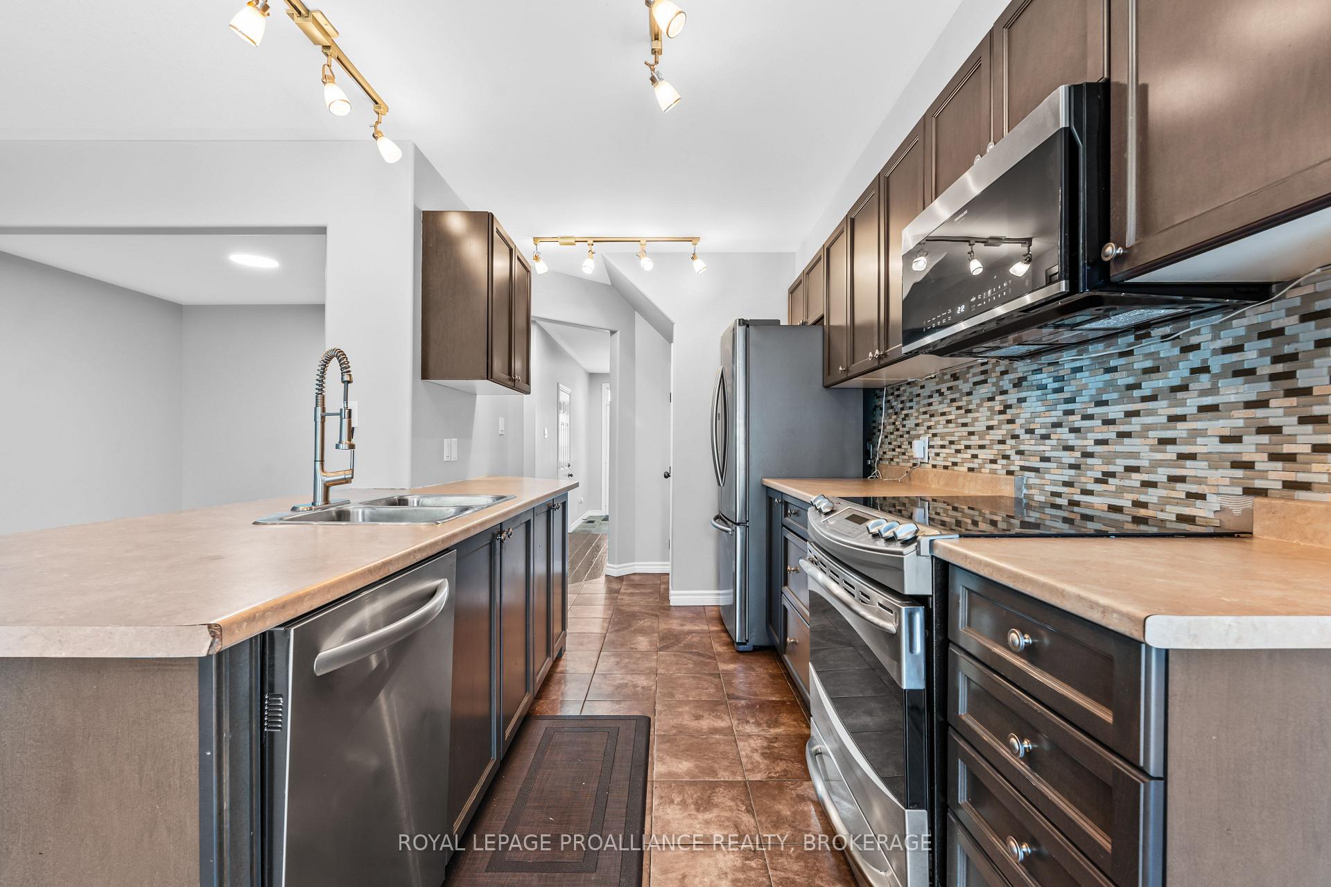 Photo 14 of 1584 Davenport Crescent, Kingston, City Northwest — HOMEH