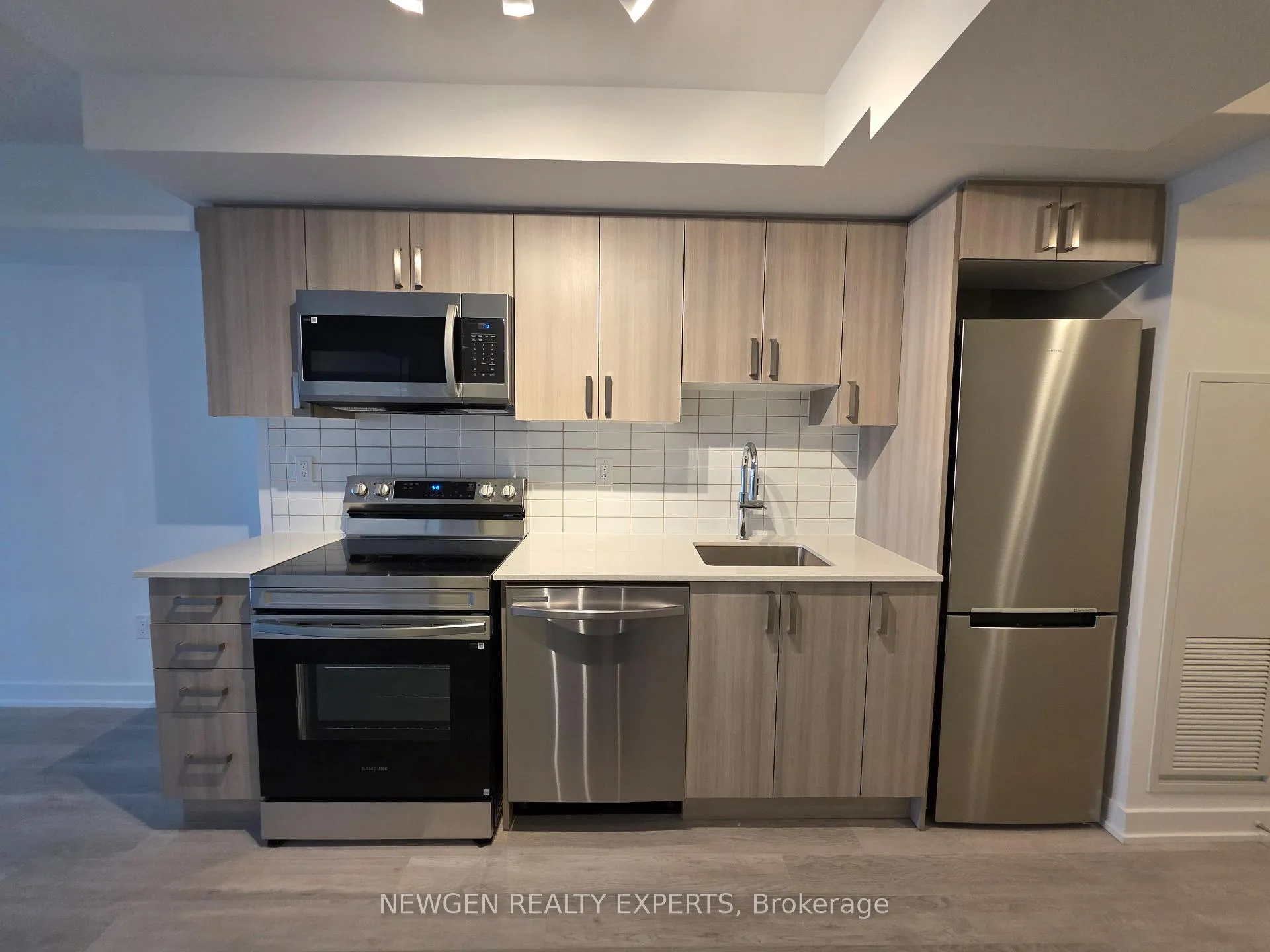 Photo 4 of Unit 2009, 1010 Sandy Beach Road, Pickering, Bay Ridges — HOMEH