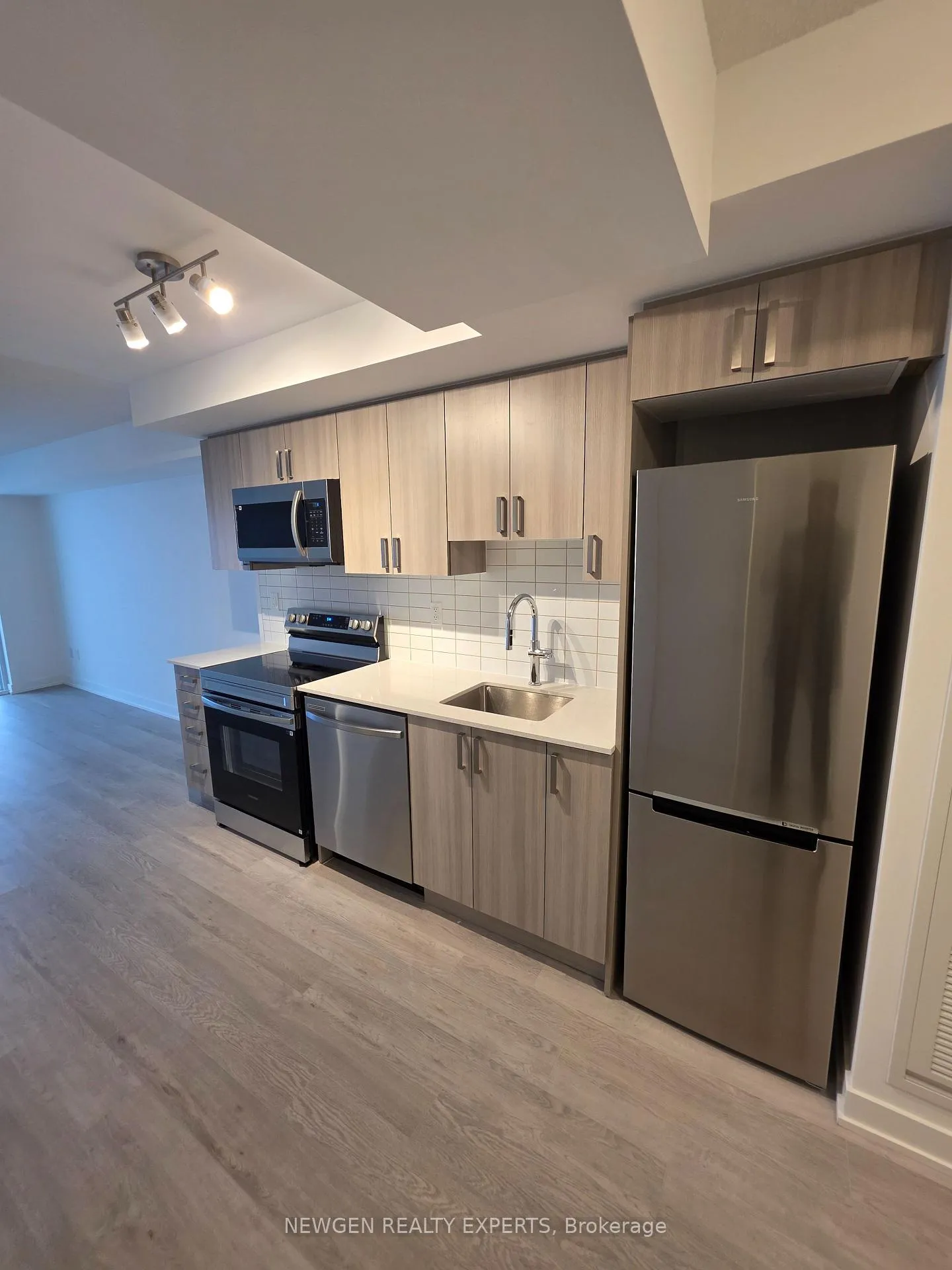 Photo 5 of Unit 2009, 1010 Sandy Beach Road, Pickering, Bay Ridges — HOMEH