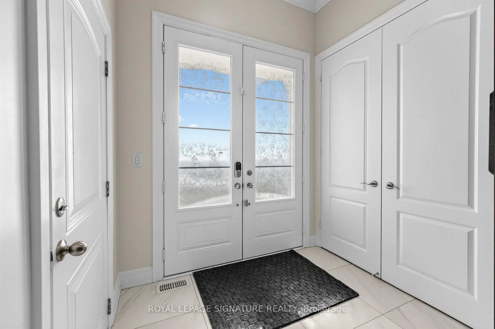 Photo 2 of 3907 Thomas Alton Boulevard, Burlington, Alton — HOMEH