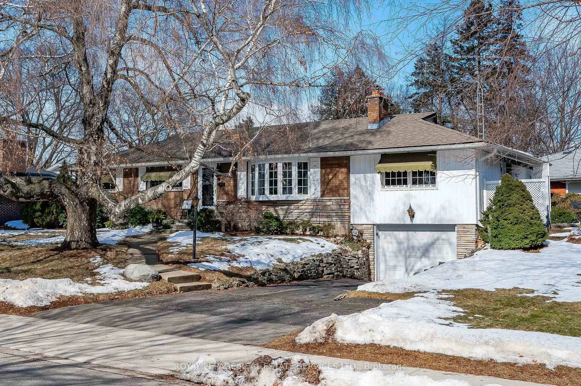 Photo 1 of 327 Strathcona Drive, Burlington, Shoreacres — HOMEH