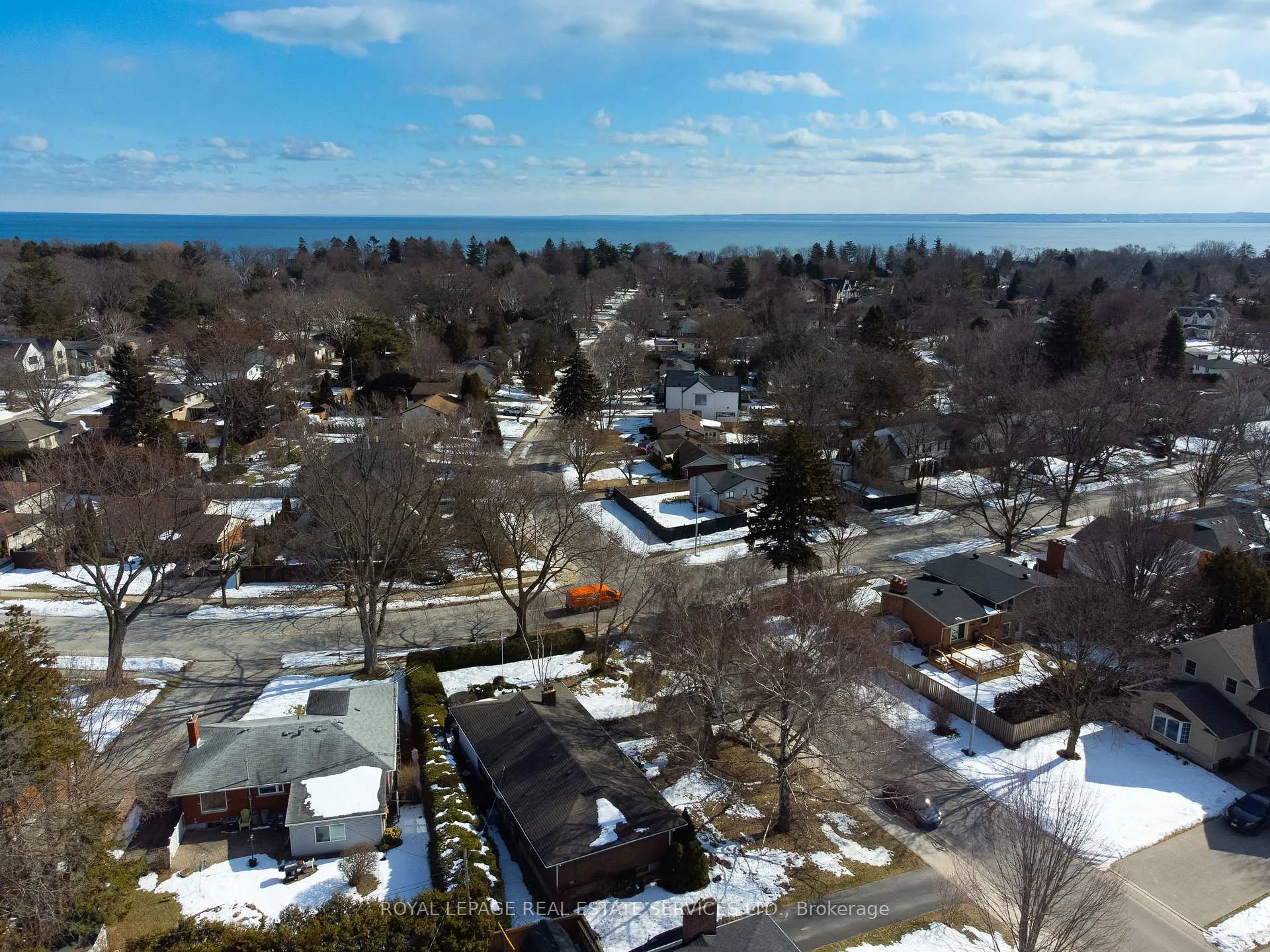 Photo 2 of 327 Strathcona Drive, Burlington, Shoreacres — HOMEH