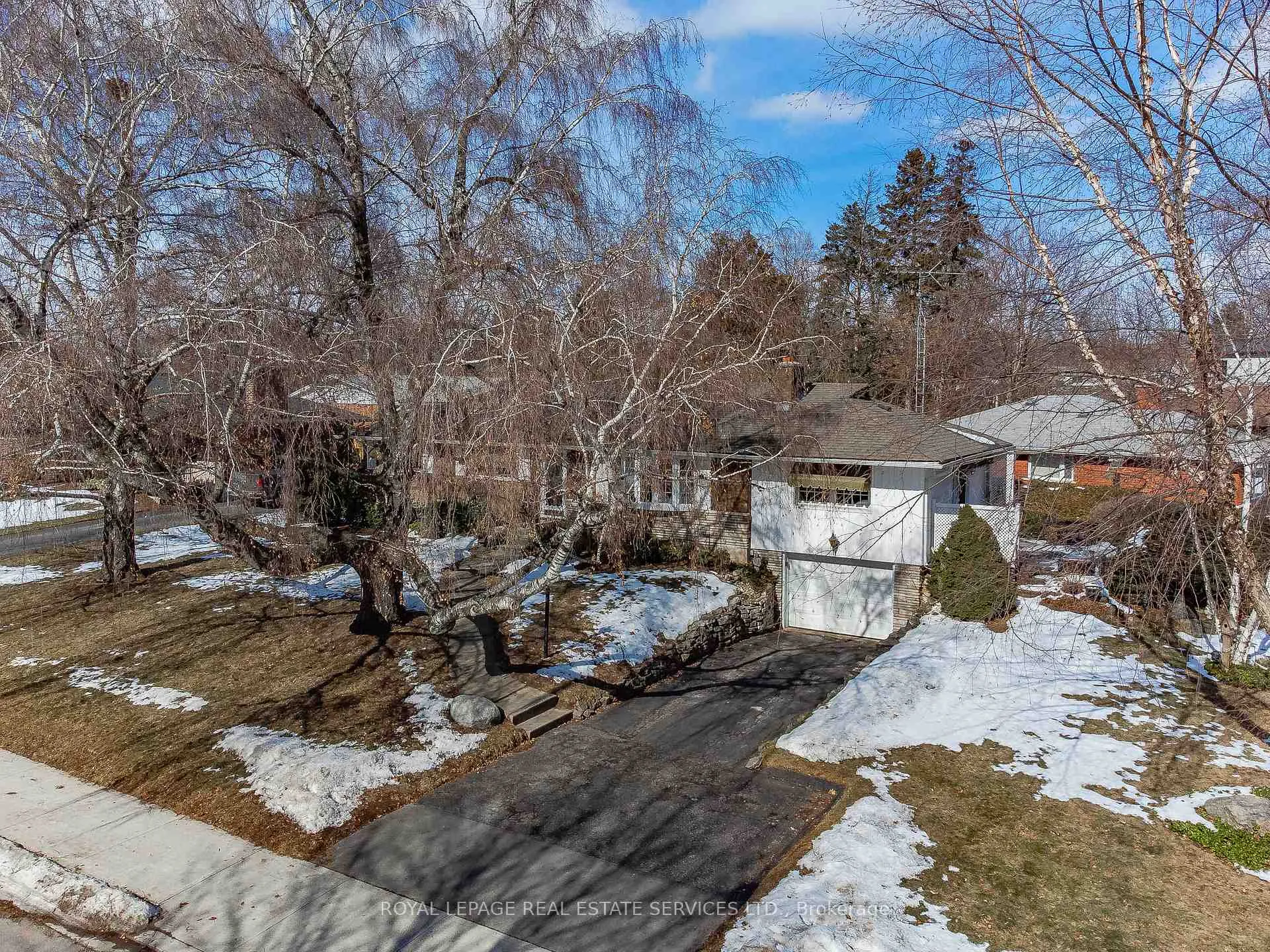 Photo 3 of 327 Strathcona Drive, Burlington, Shoreacres — HOMEH