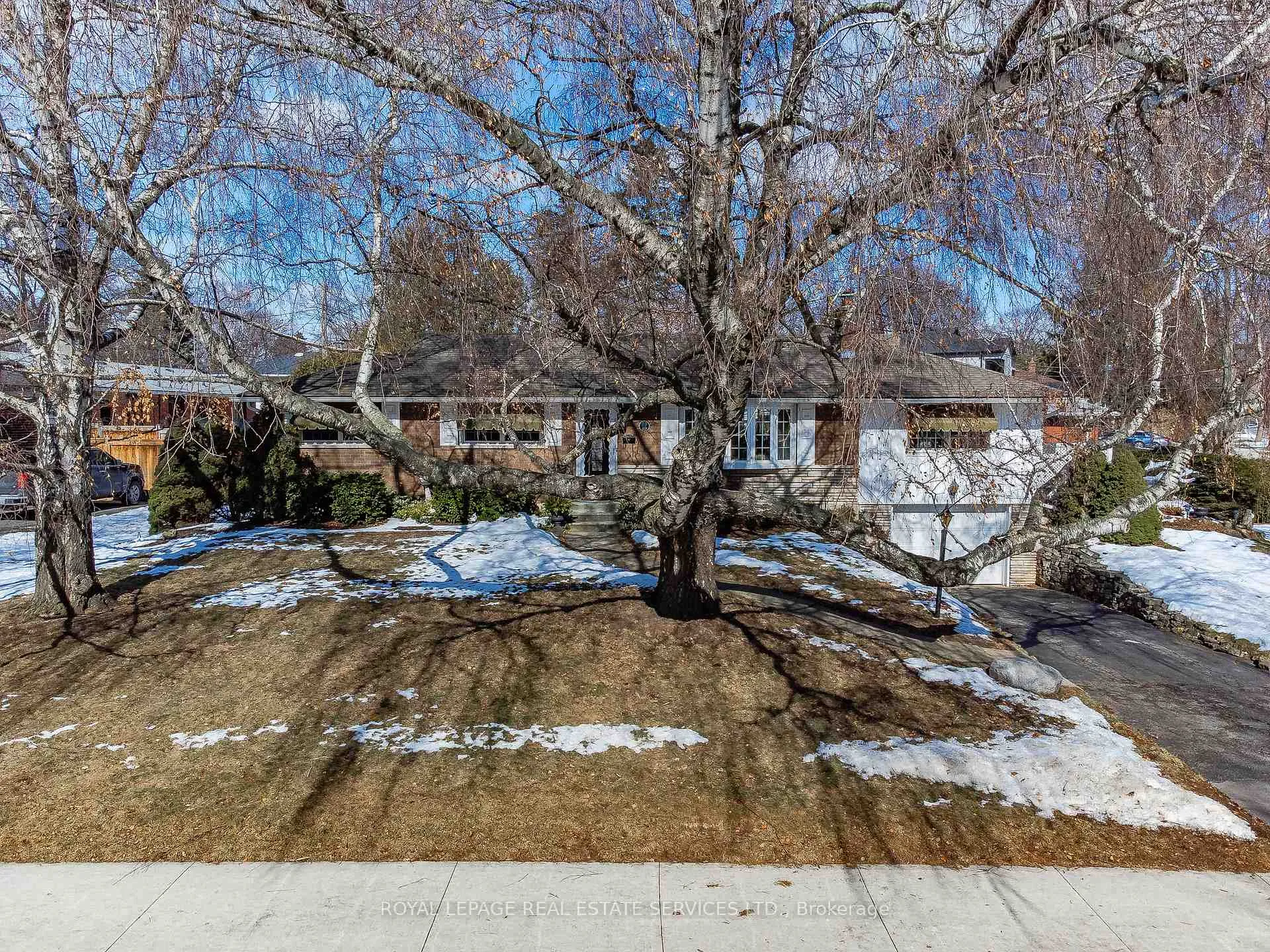 Photo 4 of 327 Strathcona Drive, Burlington, Shoreacres — HOMEH