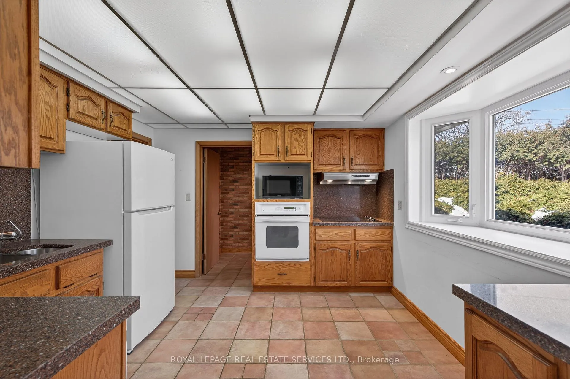 Photo 15 of 327 Strathcona Drive, Burlington, Shoreacres — HOMEH