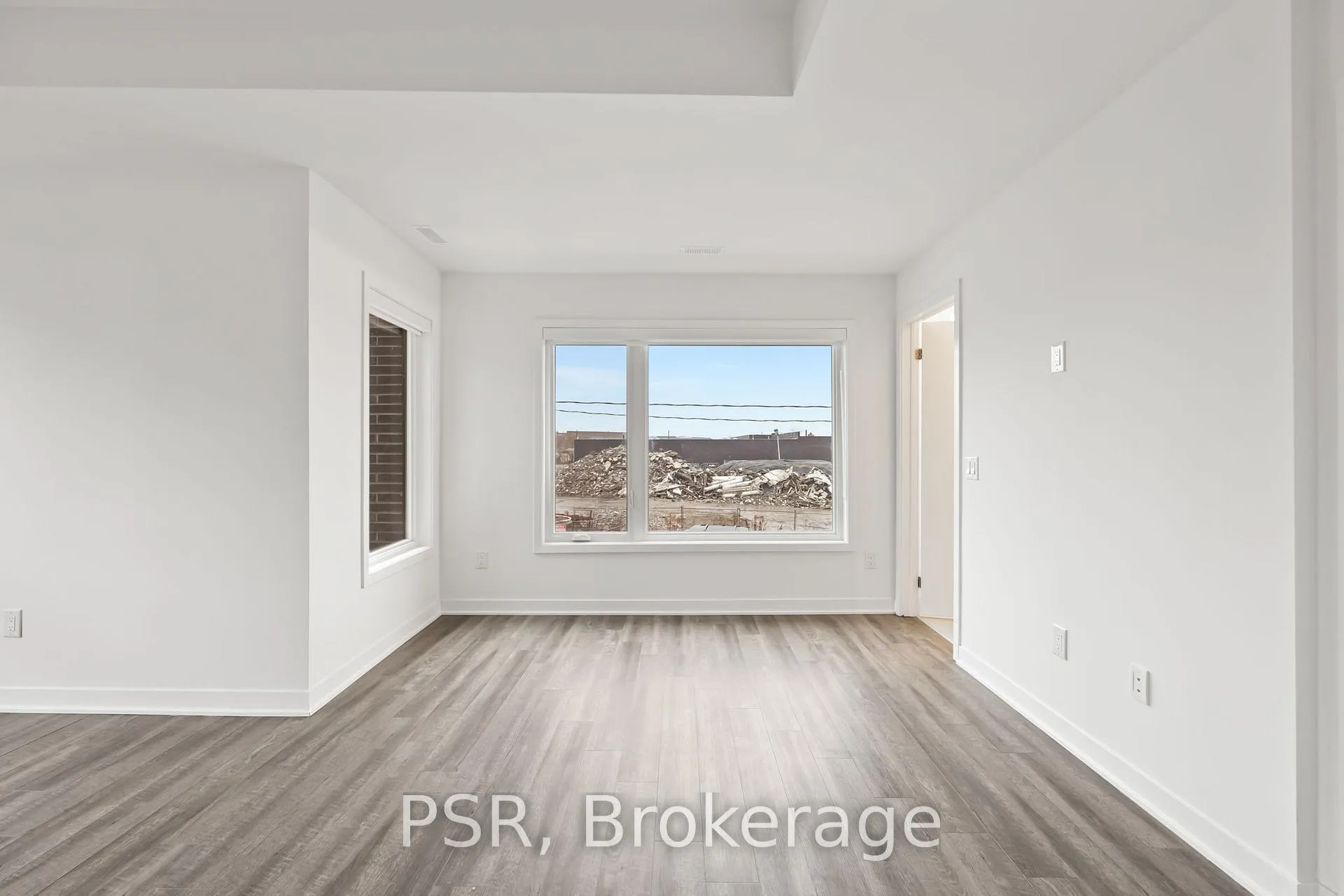 Photo 5 of Unit TH13, 40 Ed Clark Gardens Boulevard, Toronto, Weston-Pellam Park — HOMEH