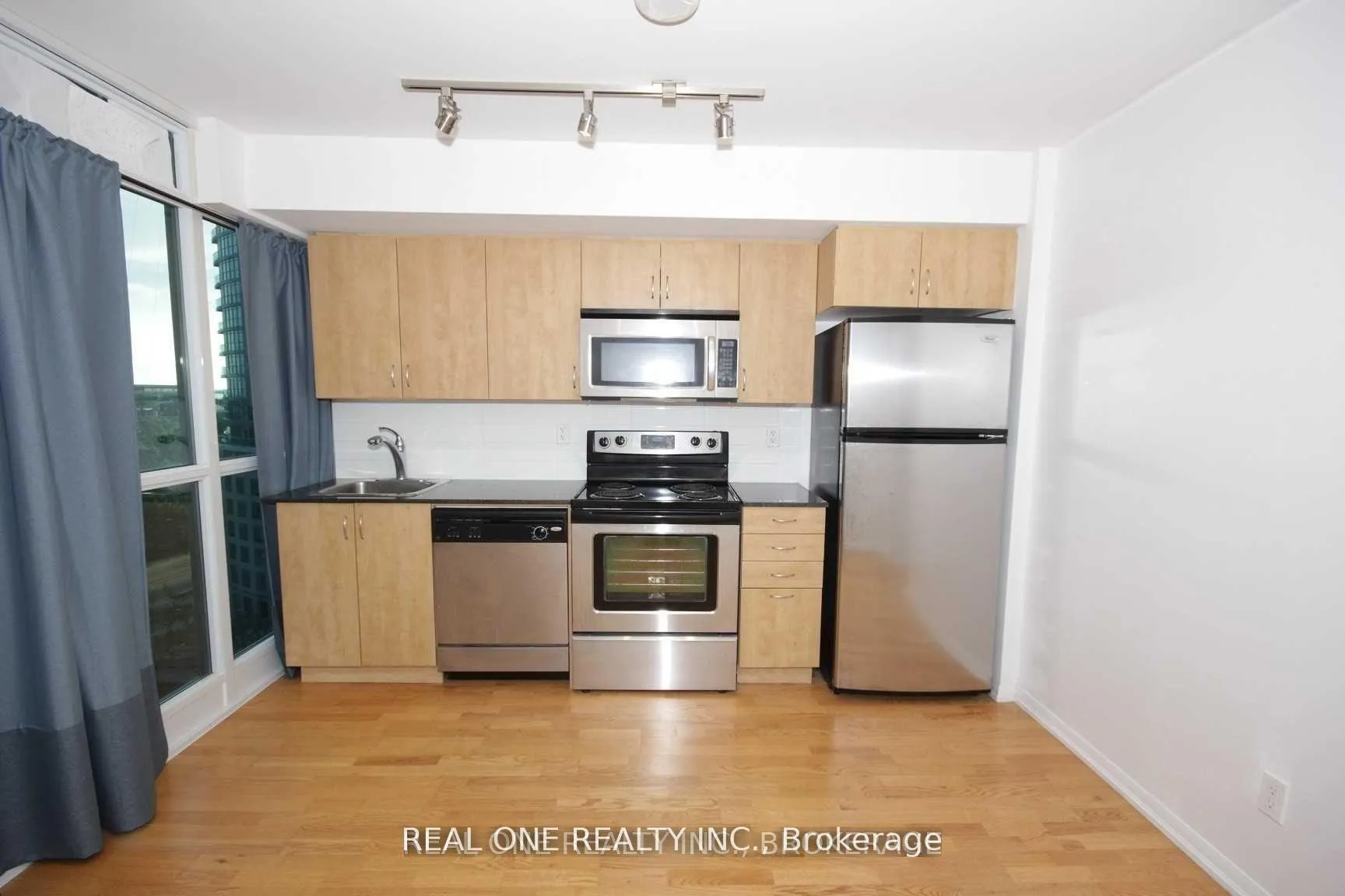 Photo 4 of Unit 1072, 209 Fort York Boulevard, Toronto, Waterfront Communities — HOMEH