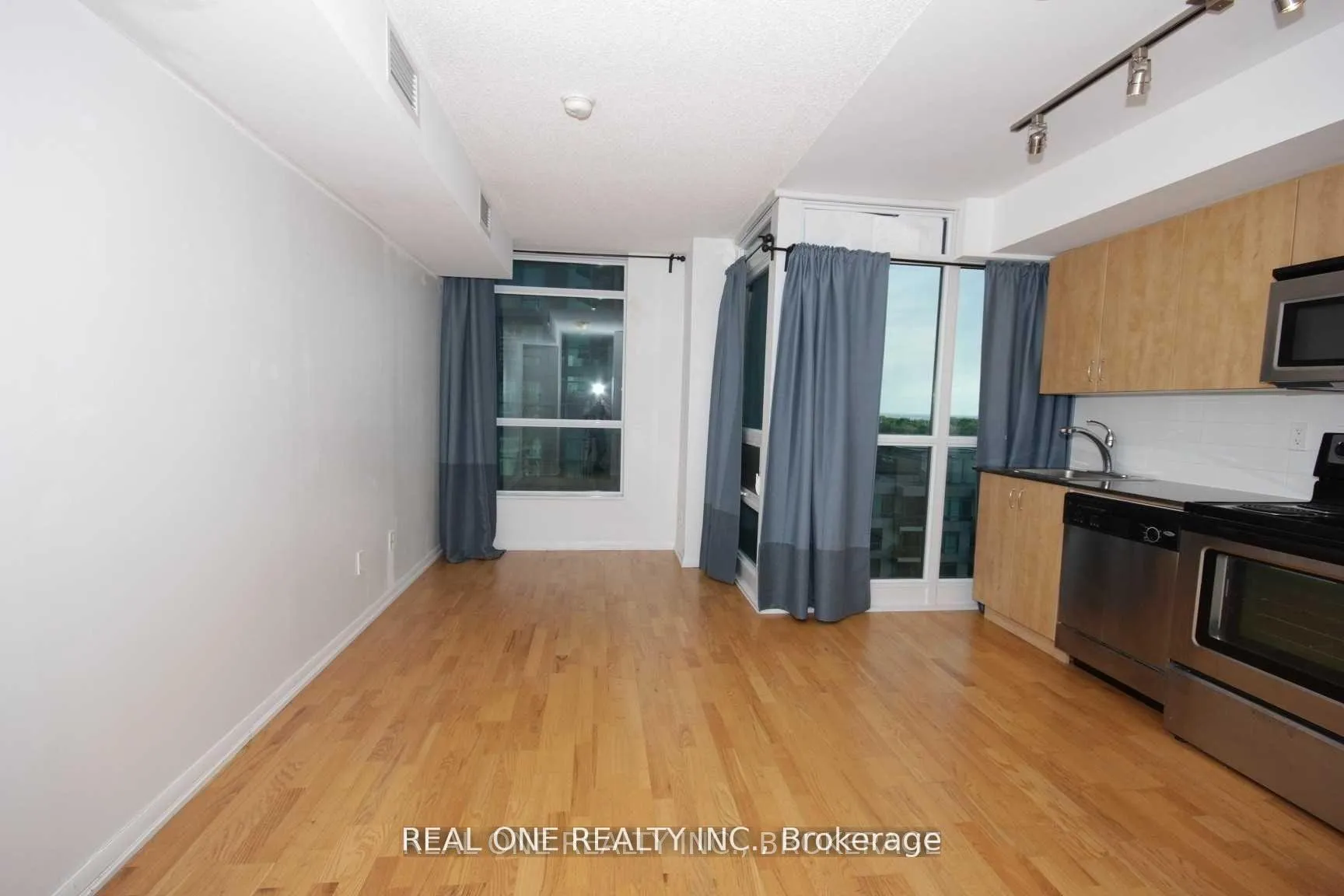 Photo 5 of Unit 1072, 209 Fort York Boulevard, Toronto, Waterfront Communities — HOMEH