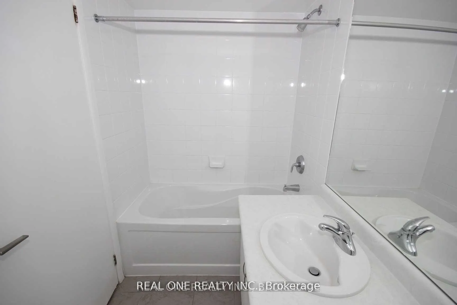 Photo 8 of Unit 1072, 209 Fort York Boulevard, Toronto, Waterfront Communities — HOMEH