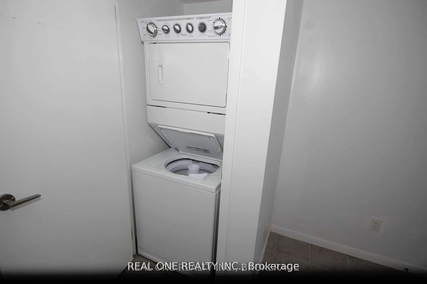 Photo 9 of Unit 1072, 209 Fort York Boulevard, Toronto, Waterfront Communities — HOMEH