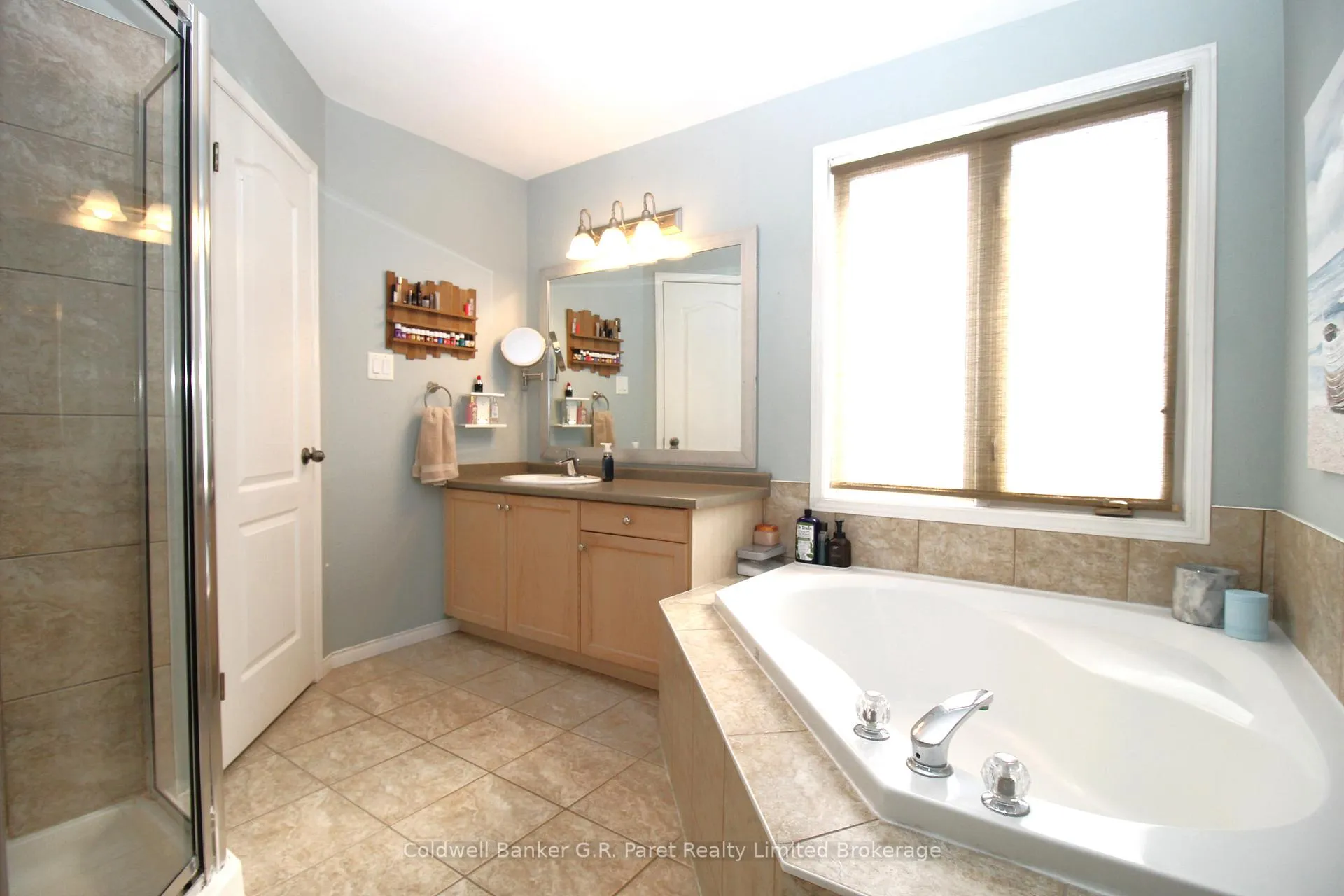 Photo 22 of 32 Macdonald Crescent, Brantford — HOMEH