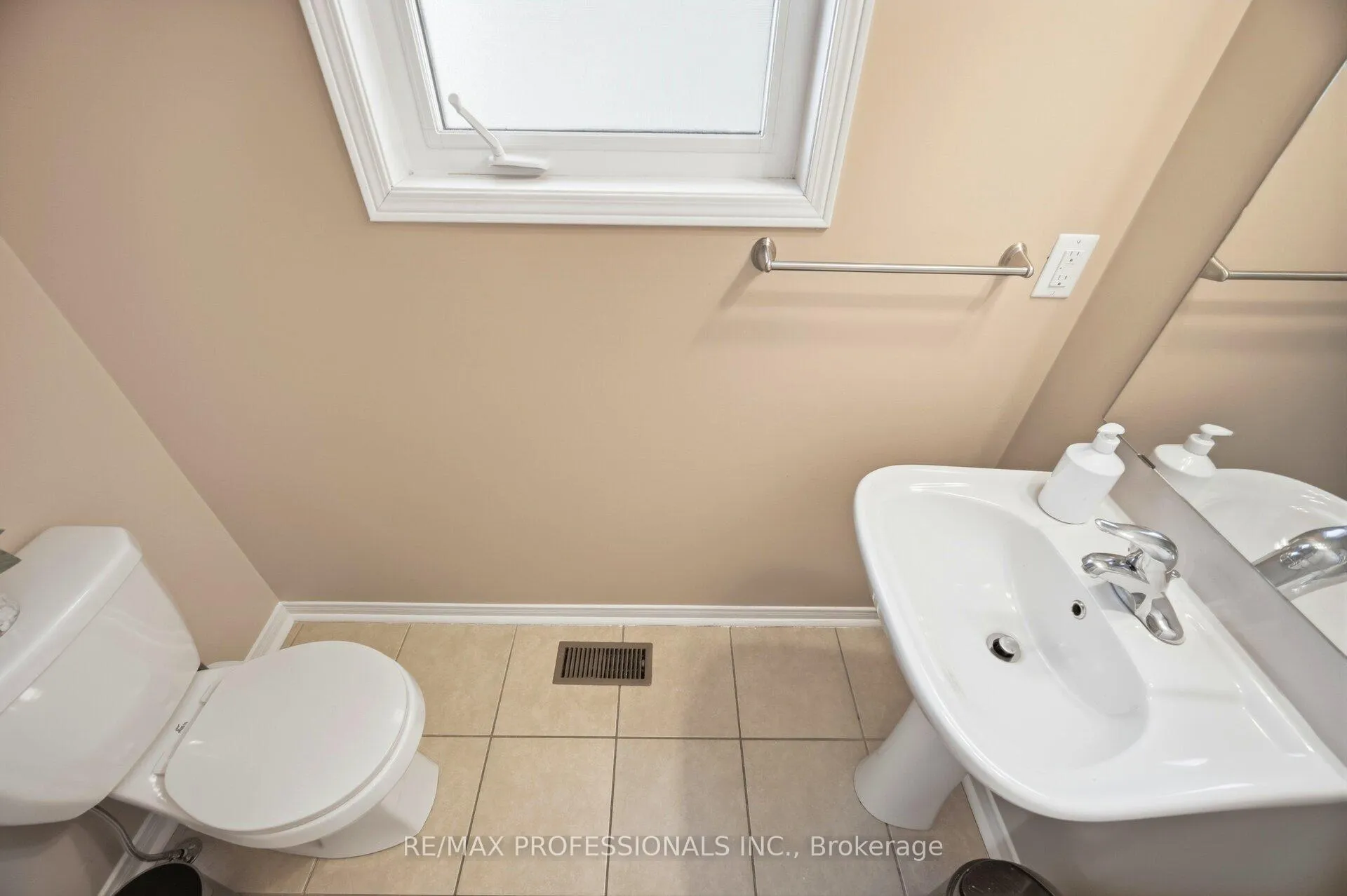 Photo 20 of 56 Lightcatcher Circle, Brampton, Bram East — HOMEH