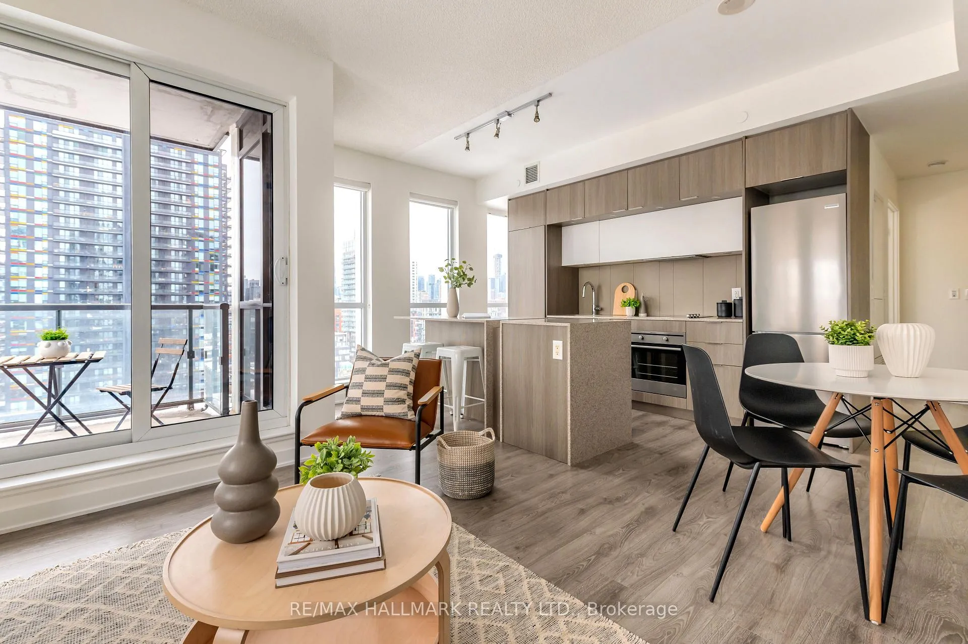 Photo 6 of Unit 1406, 170 Sumach Street, Toronto, Regent Park — HOMEH