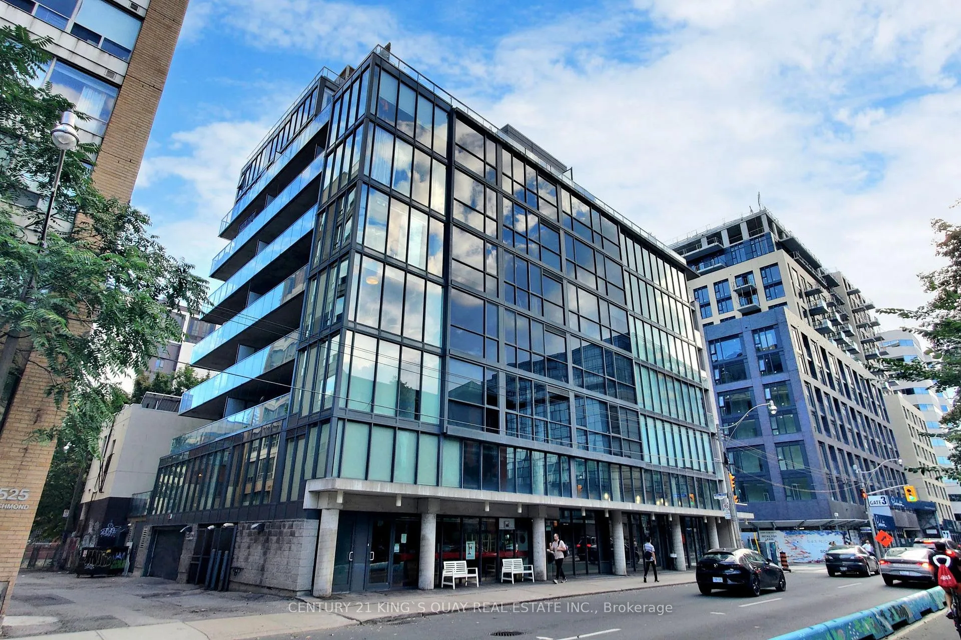 Front of Unit 403, 533 Richmond Street W