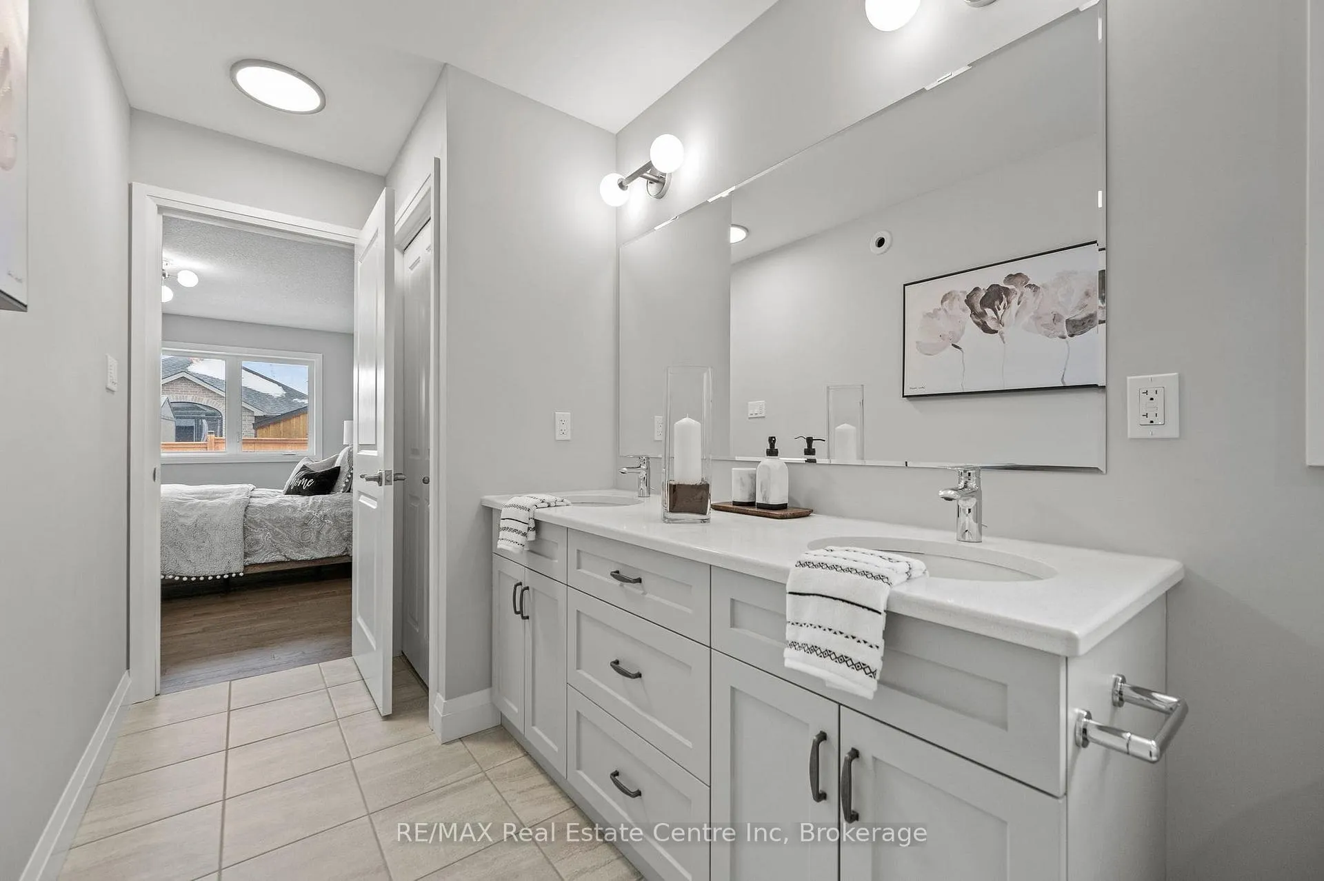 Photo 10 of 194 Bridge Crescent, Minto — HOMEH