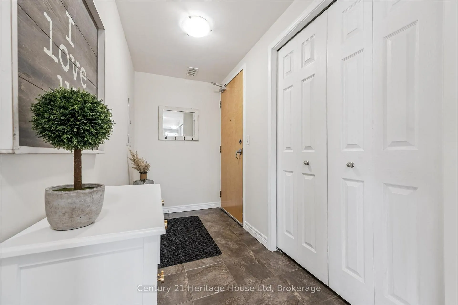 Photo 4 of Unit 402, 901 Paisley Road, Guelph, Willow West/Sugarbush/West Acres — HOMEH