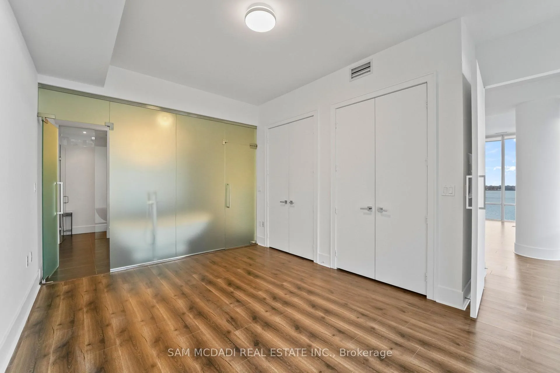 Photo 4 of Unit 914, 29 Queens Quay E, Toronto, Waterfront Communities — HOMEH