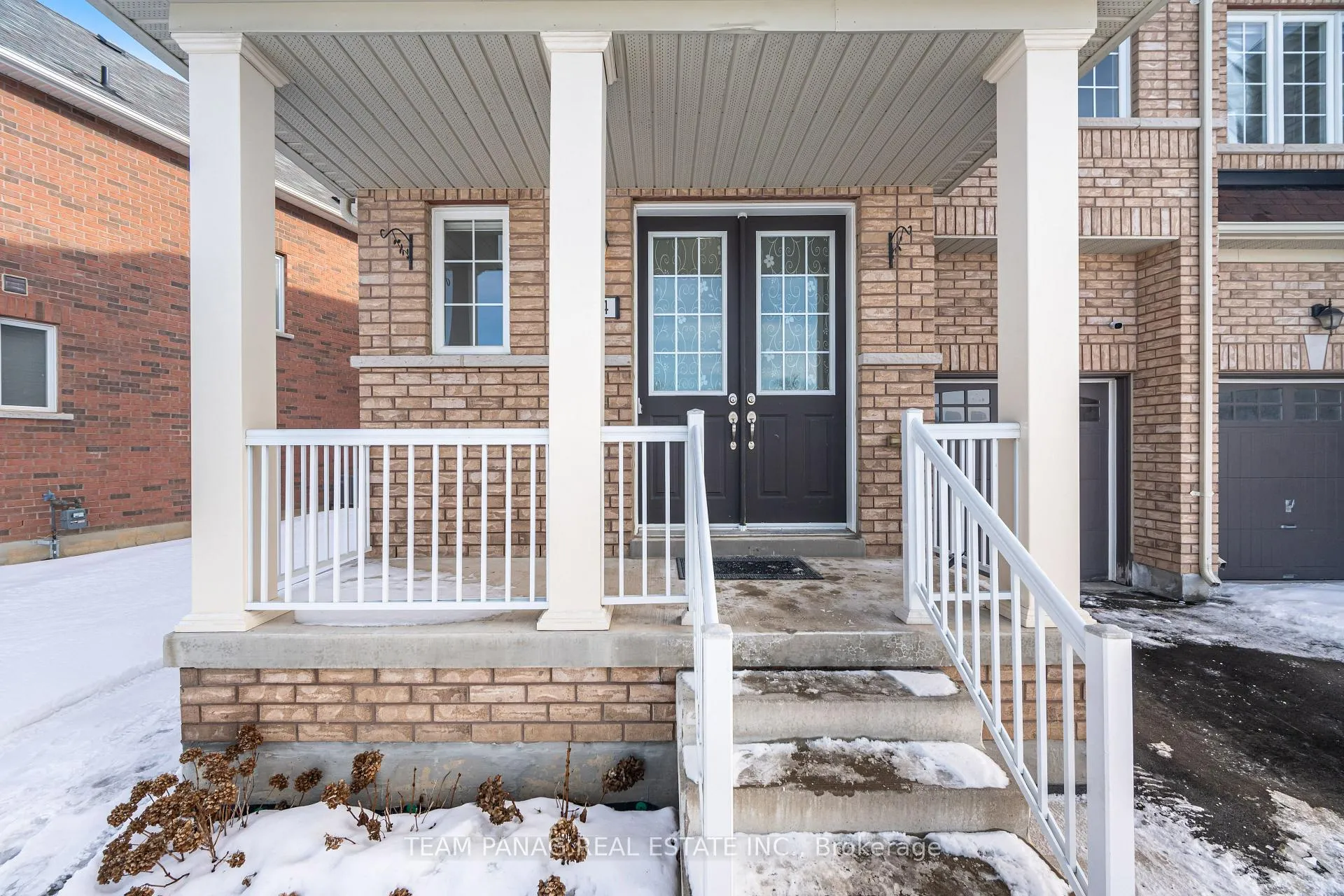 Photo 4 of 414 Royal West Drive, Brampton, Credit Valley — HOMEH