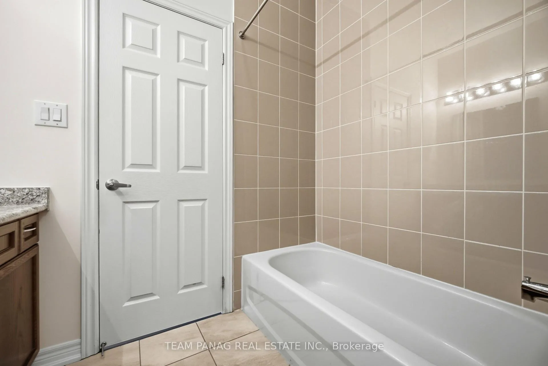 Photo 29 of 414 Royal West Drive, Brampton, Credit Valley — HOMEH