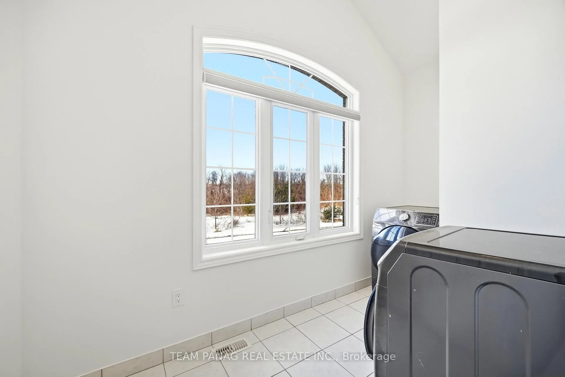 Photo 32 of 414 Royal West Drive, Brampton, Credit Valley — HOMEH