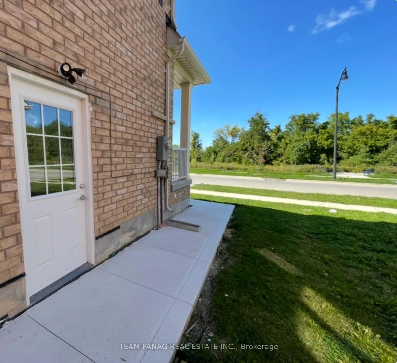 Photo 33 of 414 Royal West Drive, Brampton, Credit Valley — HOMEH