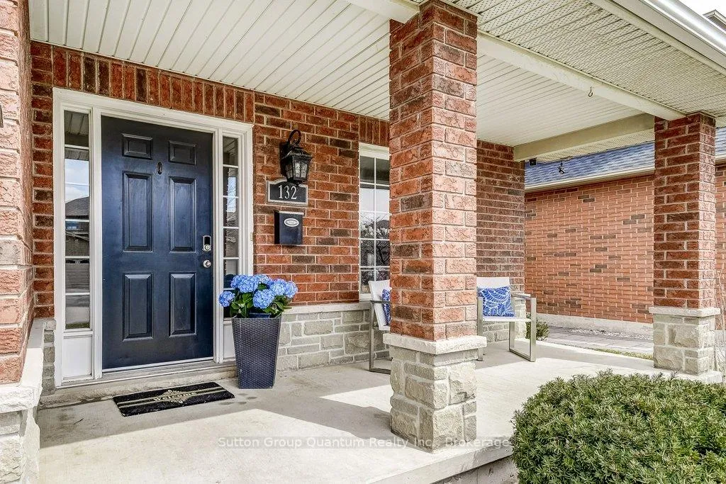 Photo 6 of 132 Eringate Drive, Hamilton, Stoney Creek Mountain — HOMEH