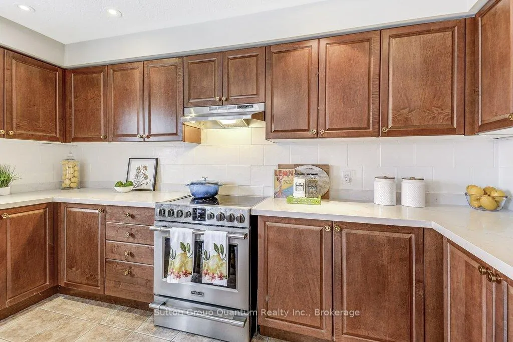 Photo 18 of 132 Eringate Drive, Hamilton, Stoney Creek Mountain — HOMEH