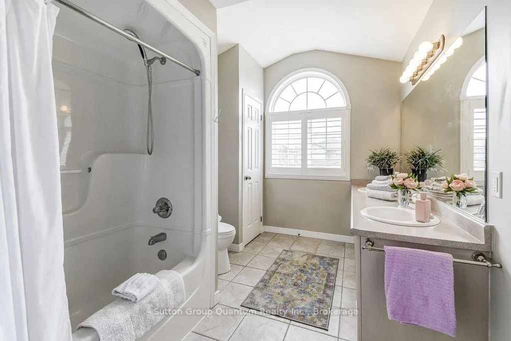 Photo 33 of 132 Eringate Drive, Hamilton, Stoney Creek Mountain — HOMEH