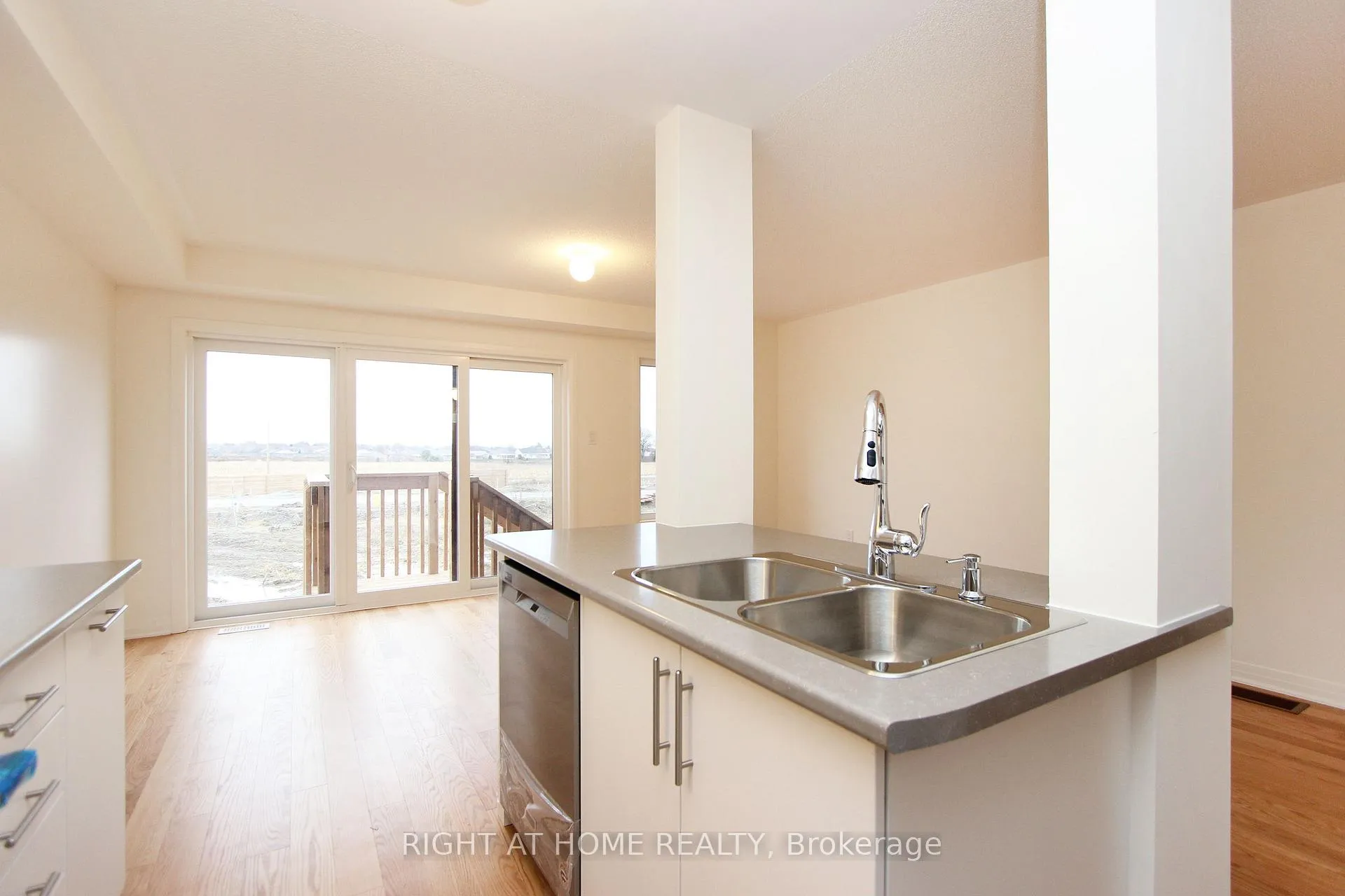 Photo 8 of 35 Sailors Landing, Clarington, Bowmanville — HOMEH