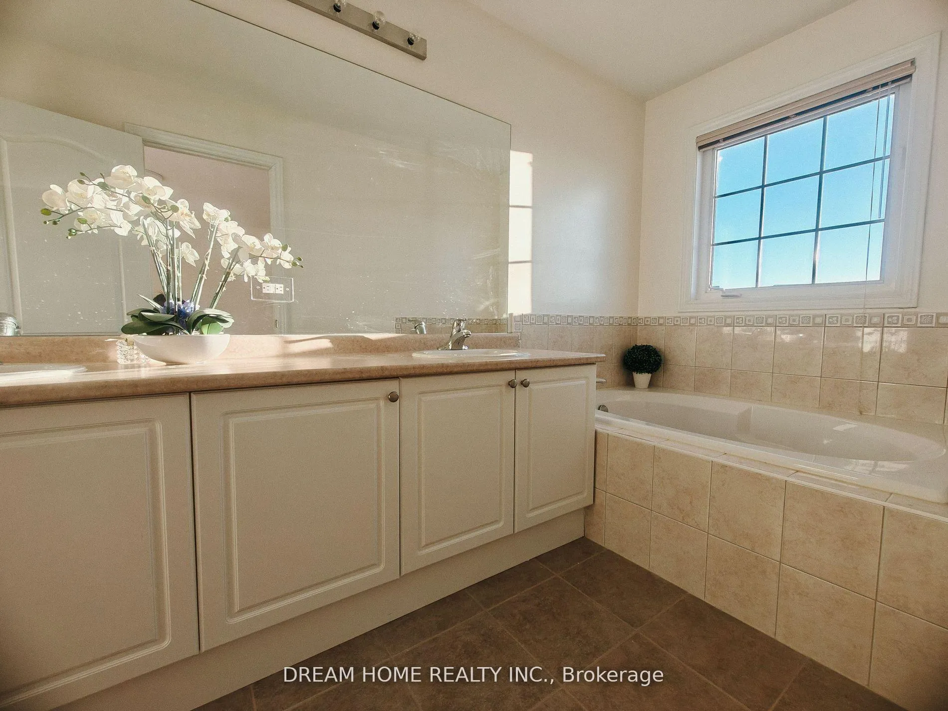 Photo 5 of 10587 Woodbine Avenue, Markham, Cathedraltown — HOMEH