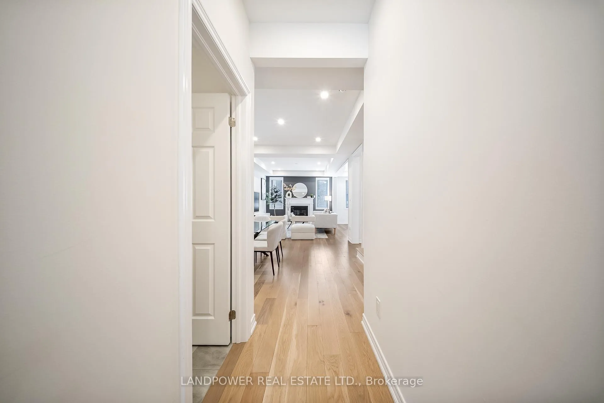 Photo 5 of 1108 Sepia Square, Pickering, Rural Pickering — HOMEH