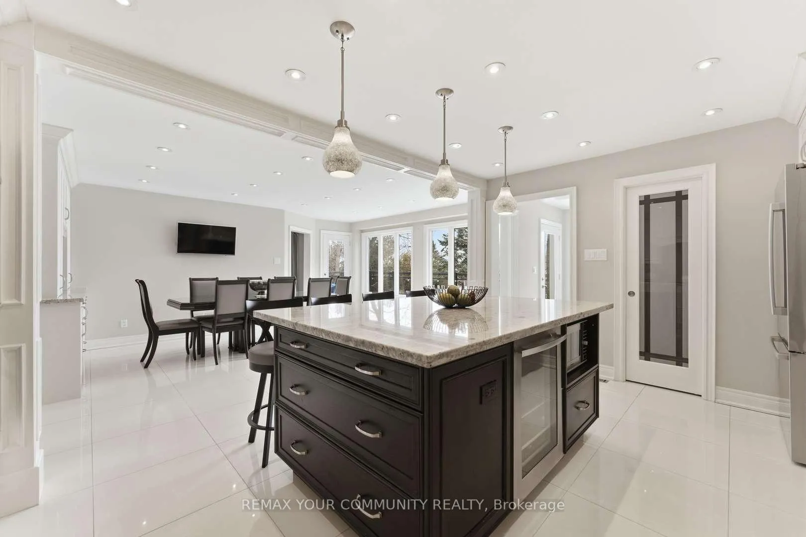 Photo 10 of 331 Kennedy Street W, Aurora, Aurora Highlands — HOMEH