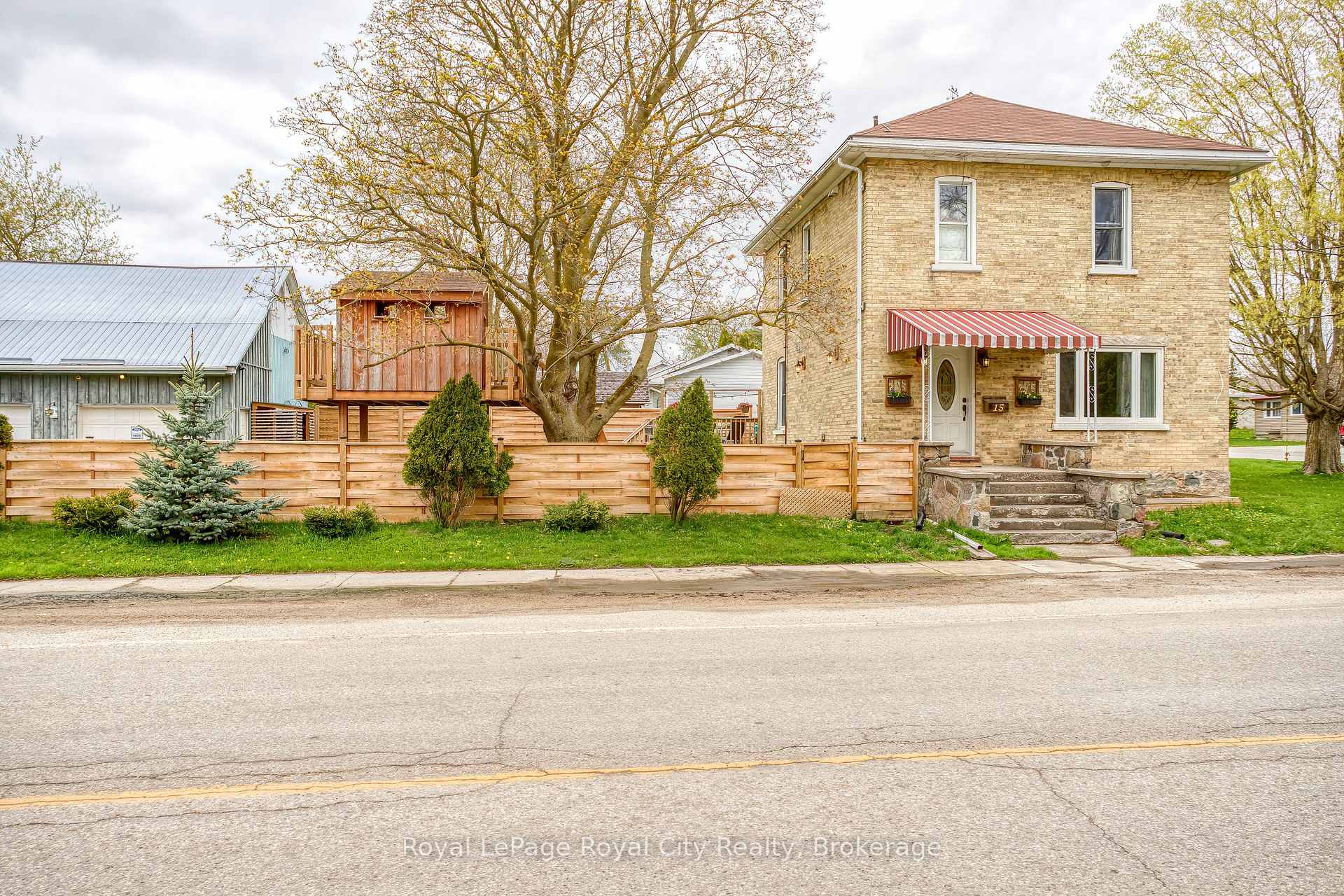 Photo 1 of 15 Catherine Street N, Mapleton, Rural Mapleton — HOMEH