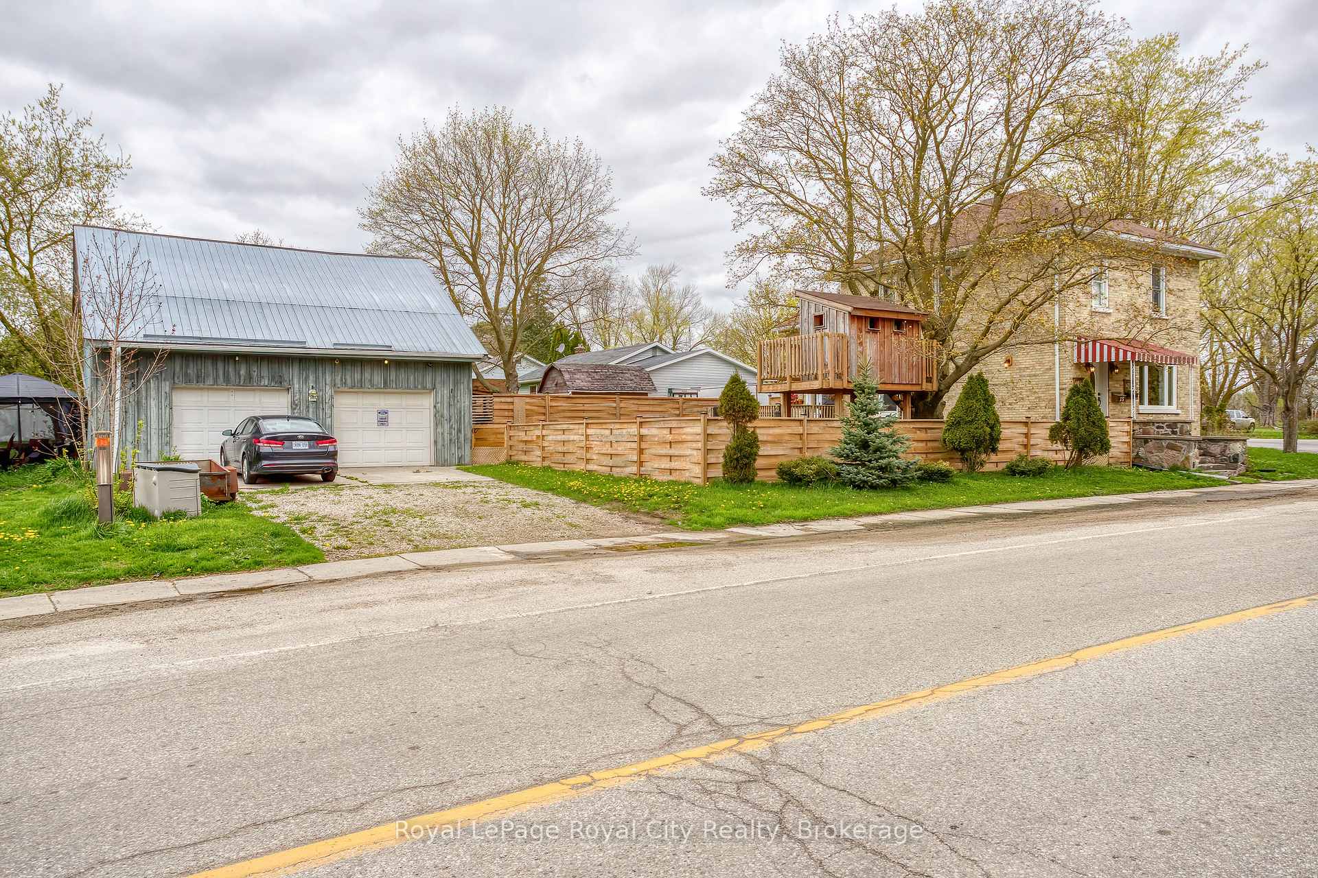 Photo 2 of 15 Catherine Street N, Mapleton, Rural Mapleton — HOMEH