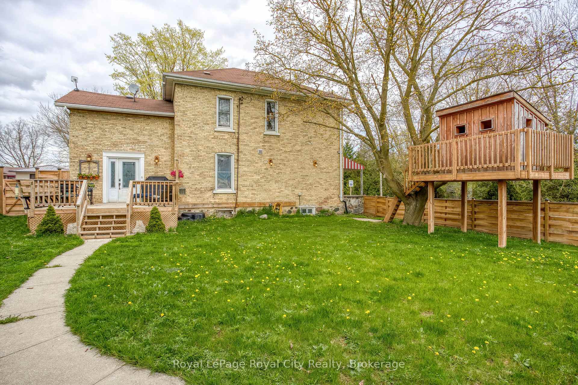 Photo 3 of 15 Catherine Street N, Mapleton, Rural Mapleton — HOMEH