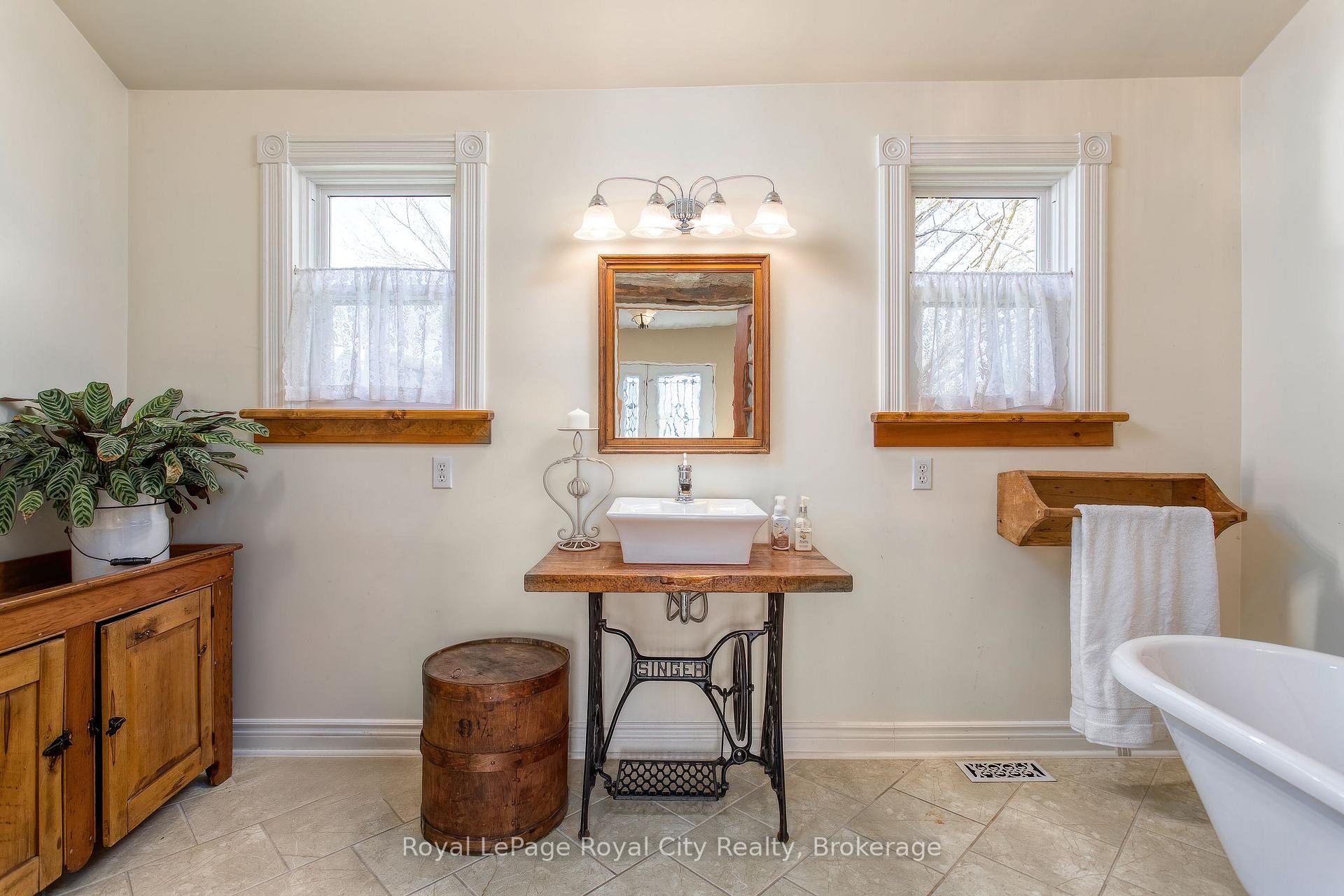Photo 6 of 15 Catherine Street N, Mapleton, Rural Mapleton — HOMEH