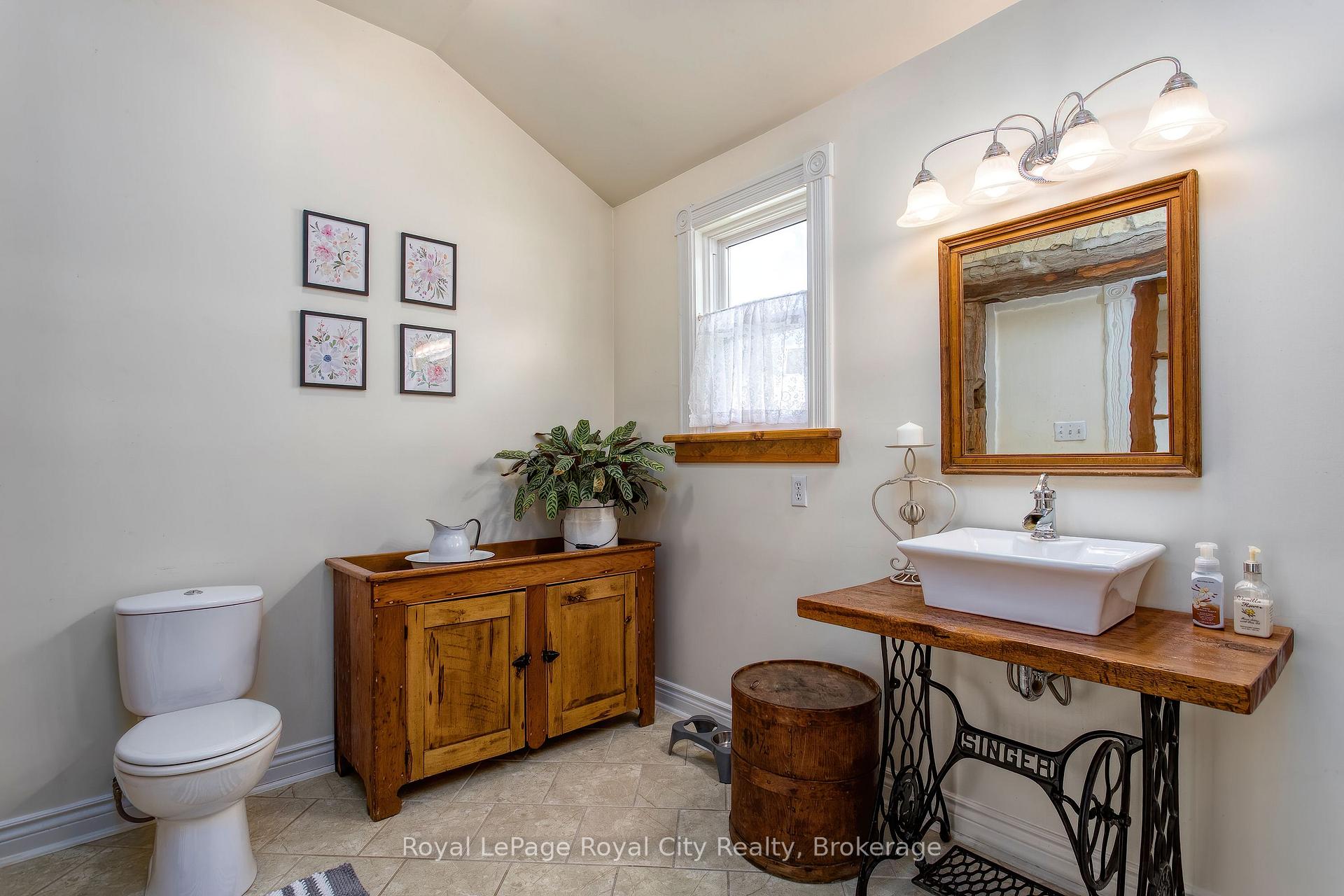Photo 9 of 15 Catherine Street N, Mapleton, Rural Mapleton — HOMEH