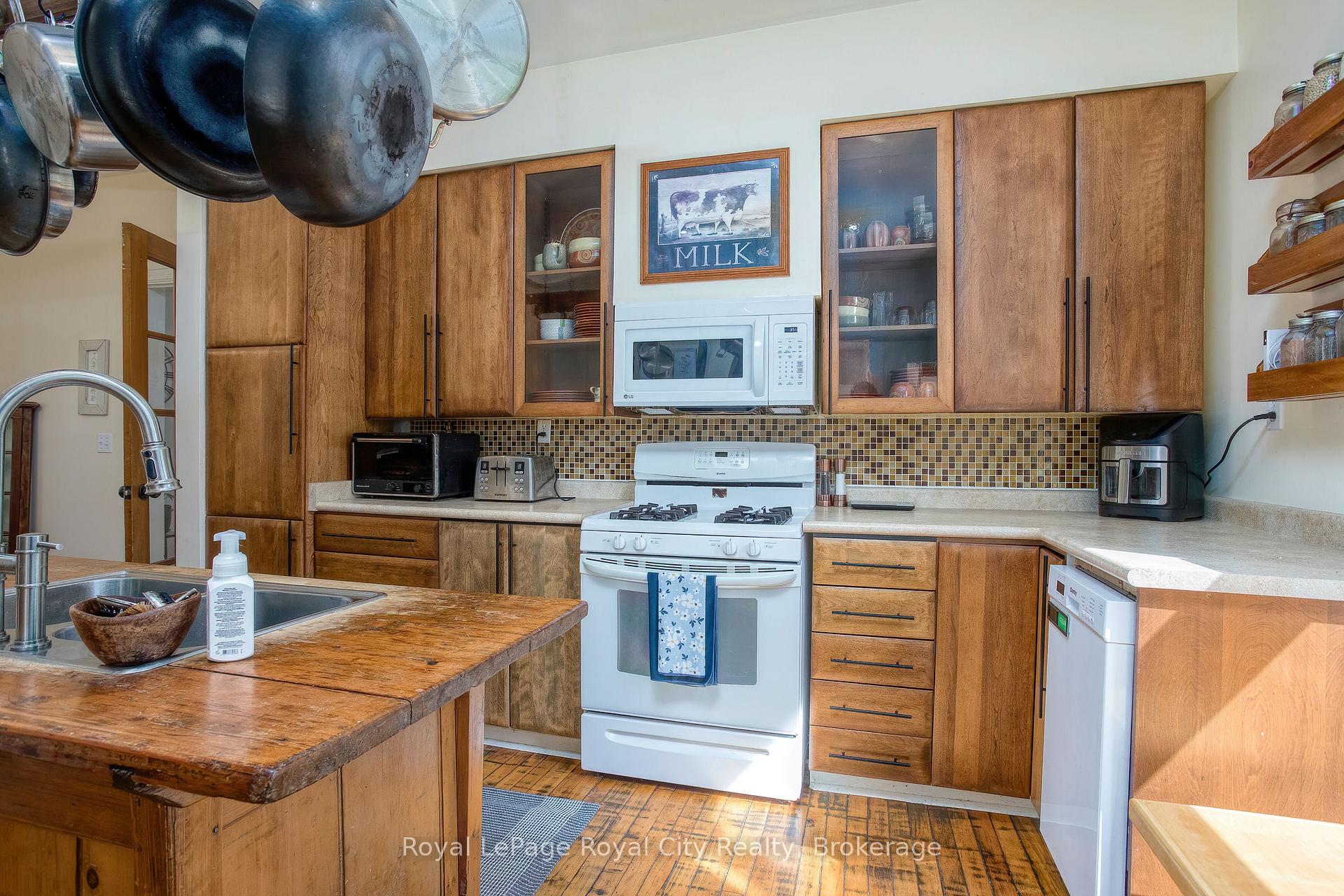 Photo 12 of 15 Catherine Street N, Mapleton, Rural Mapleton — HOMEH