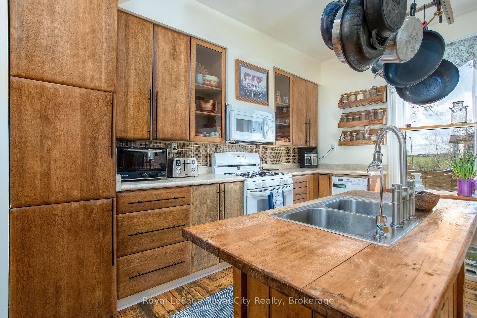 Photo 13 of 15 Catherine Street N, Mapleton, Rural Mapleton — HOMEH