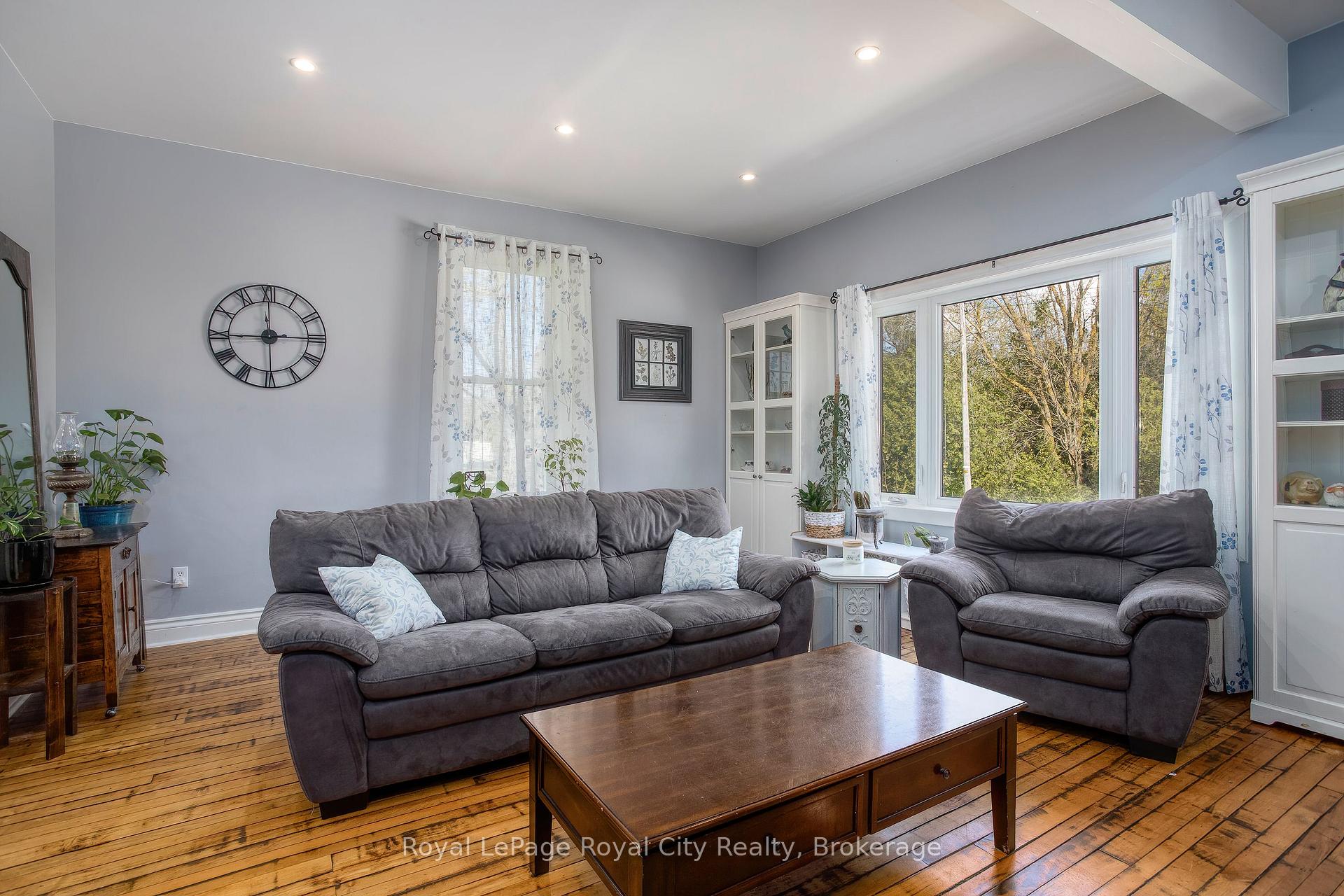 Photo 18 of 15 Catherine Street N, Mapleton, Rural Mapleton — HOMEH